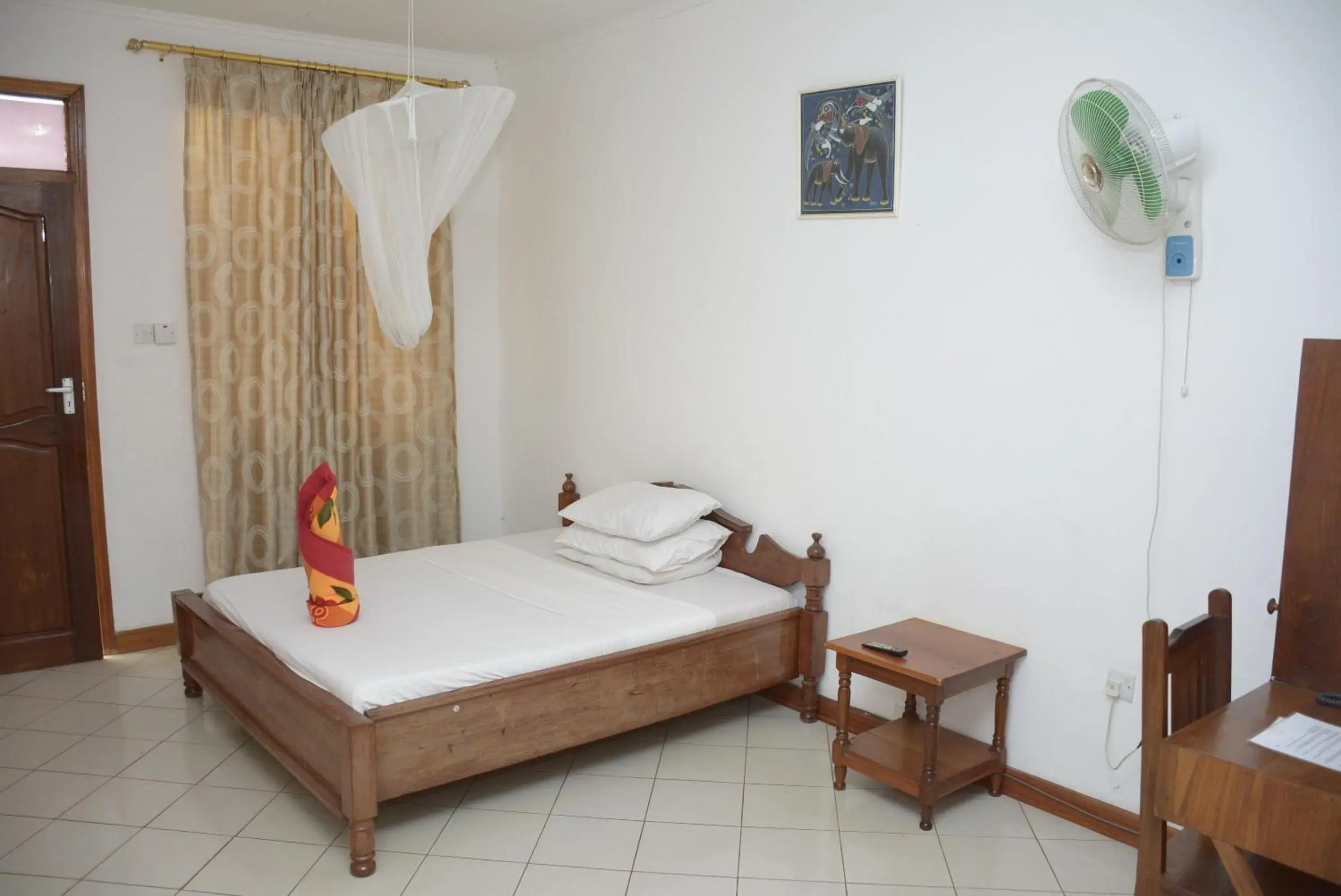 Budget Double Room in Keys Hotel Mbokomu Branch Budget Double Room in Keys Hotel Mbokomu Branch