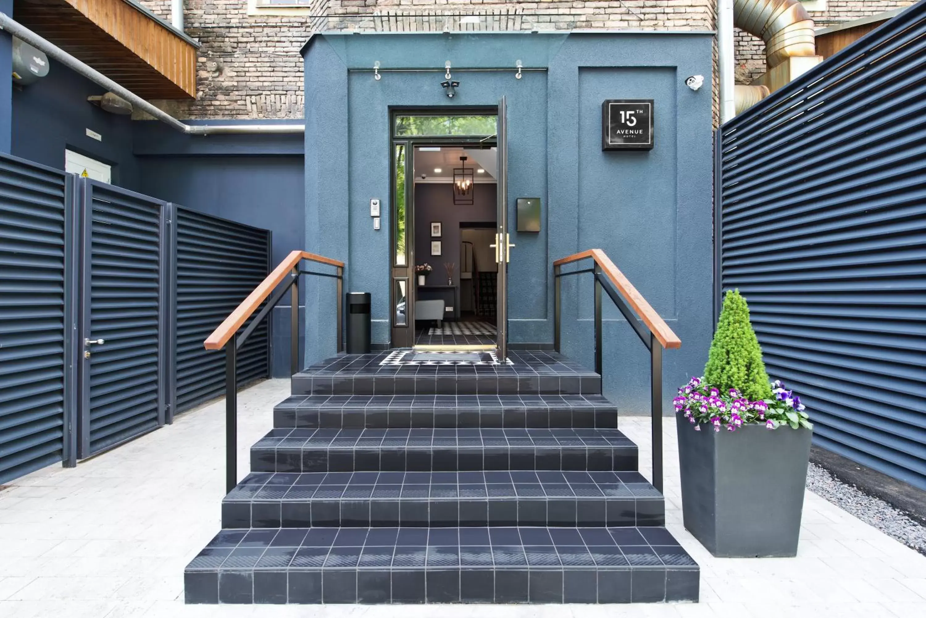 Facade/entrance in 15th Avenue Facade/entrance in 15th Avenue