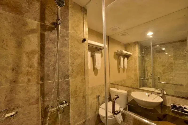 Bathroom in Serela Waringin by KAGUM Hotels