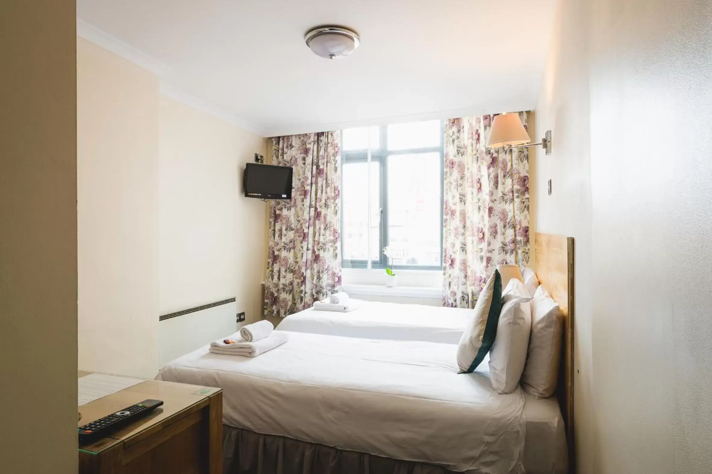 Bedroom, Bed in George Oxford Hotel
