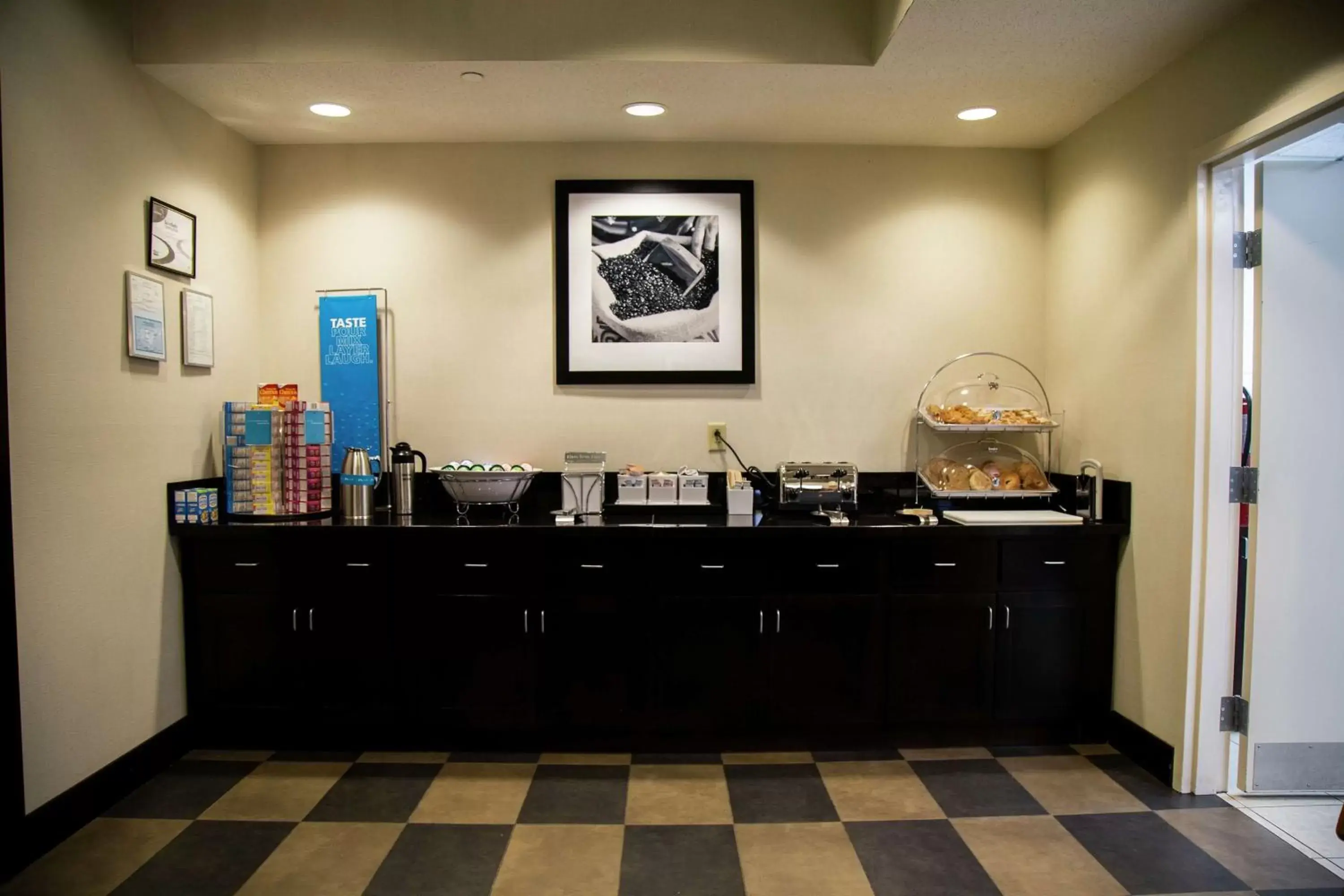 Breakfast in Hampton Inn & Suites Sharon Breakfast in Hampton Inn & Suites Sharon