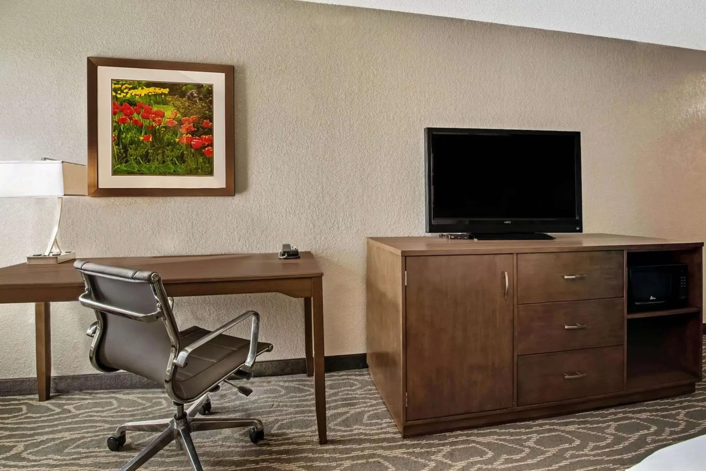 Bedroom, TV/Entertainment Center in Comfort Inn & Suites Tipp City - I-75