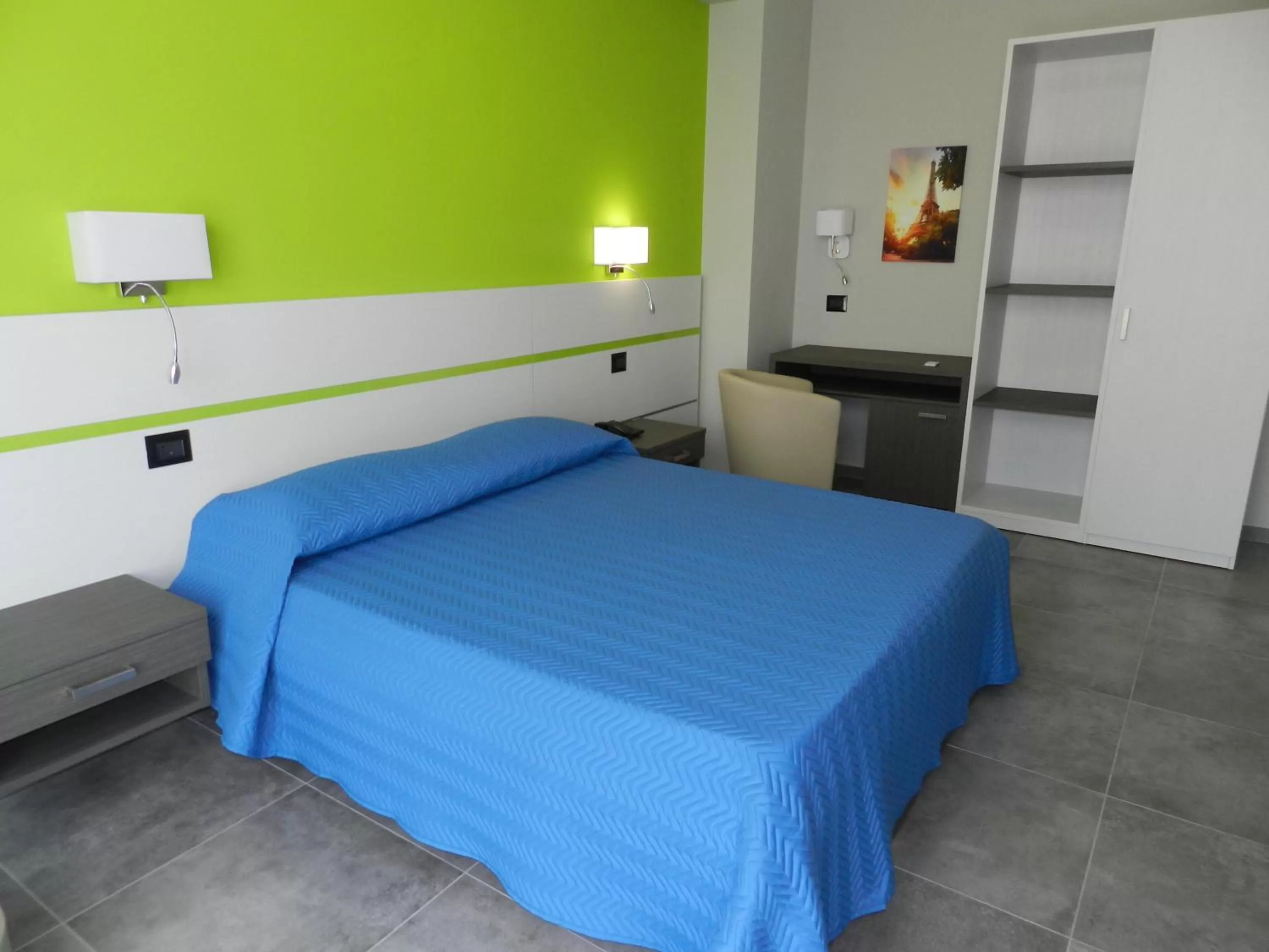 Photo of the whole room, Bed in Erasmus Hotel