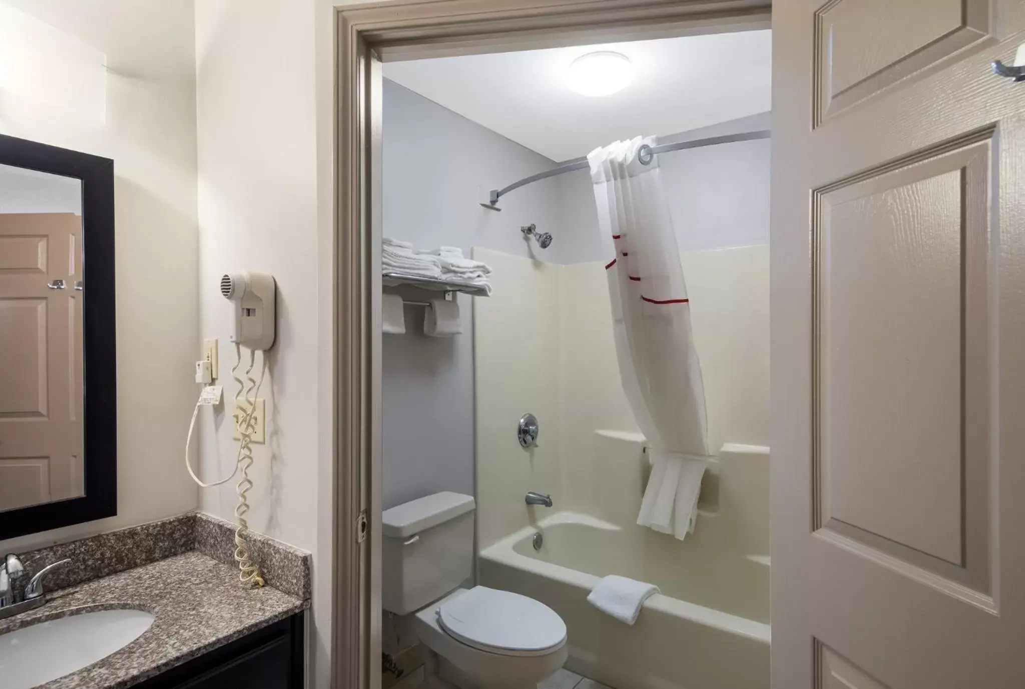 Bathroom in Red Roof Inn Jasper