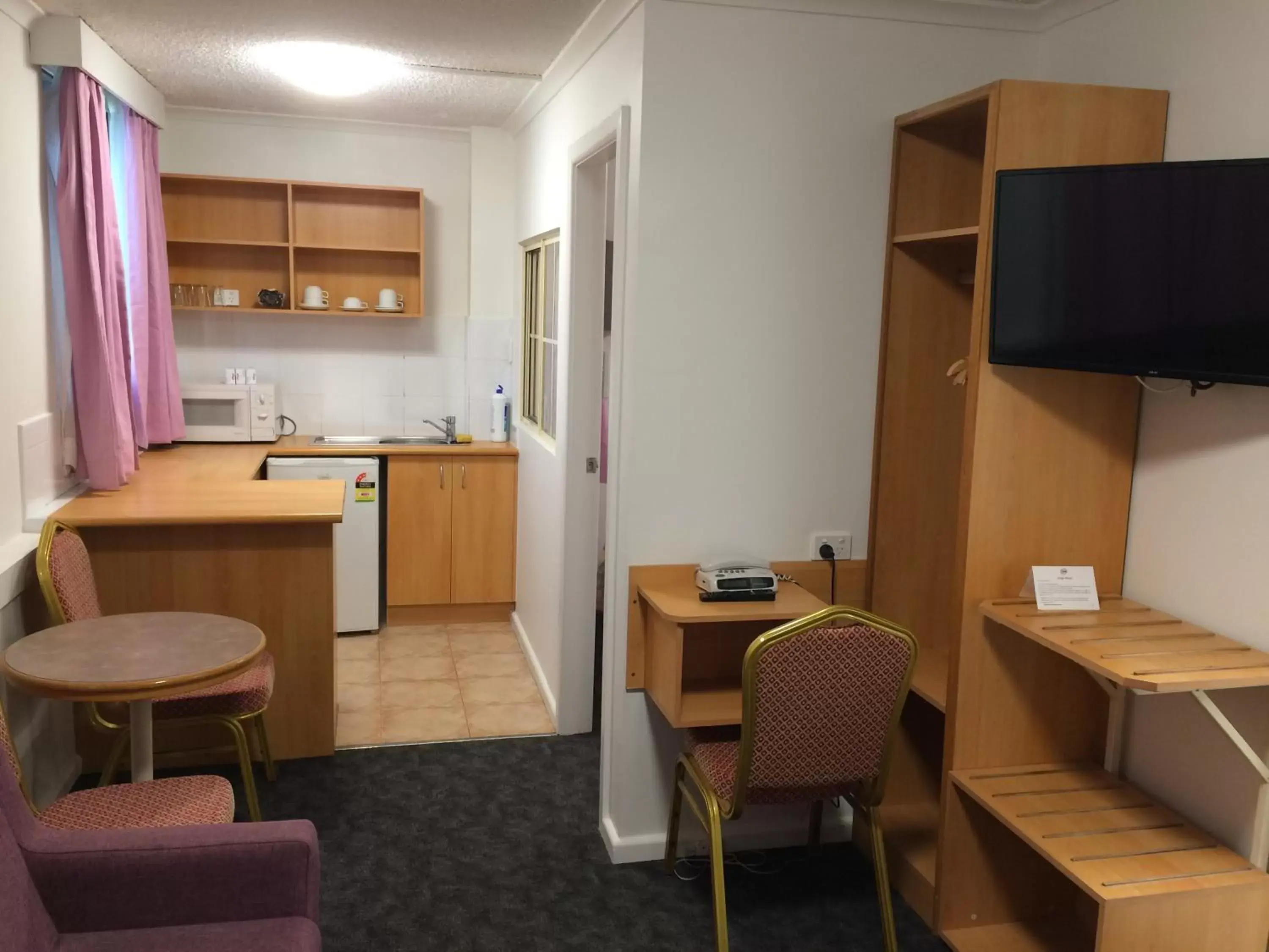 Living room, TV/Entertainment Center in Edgecliff Lodge Motel