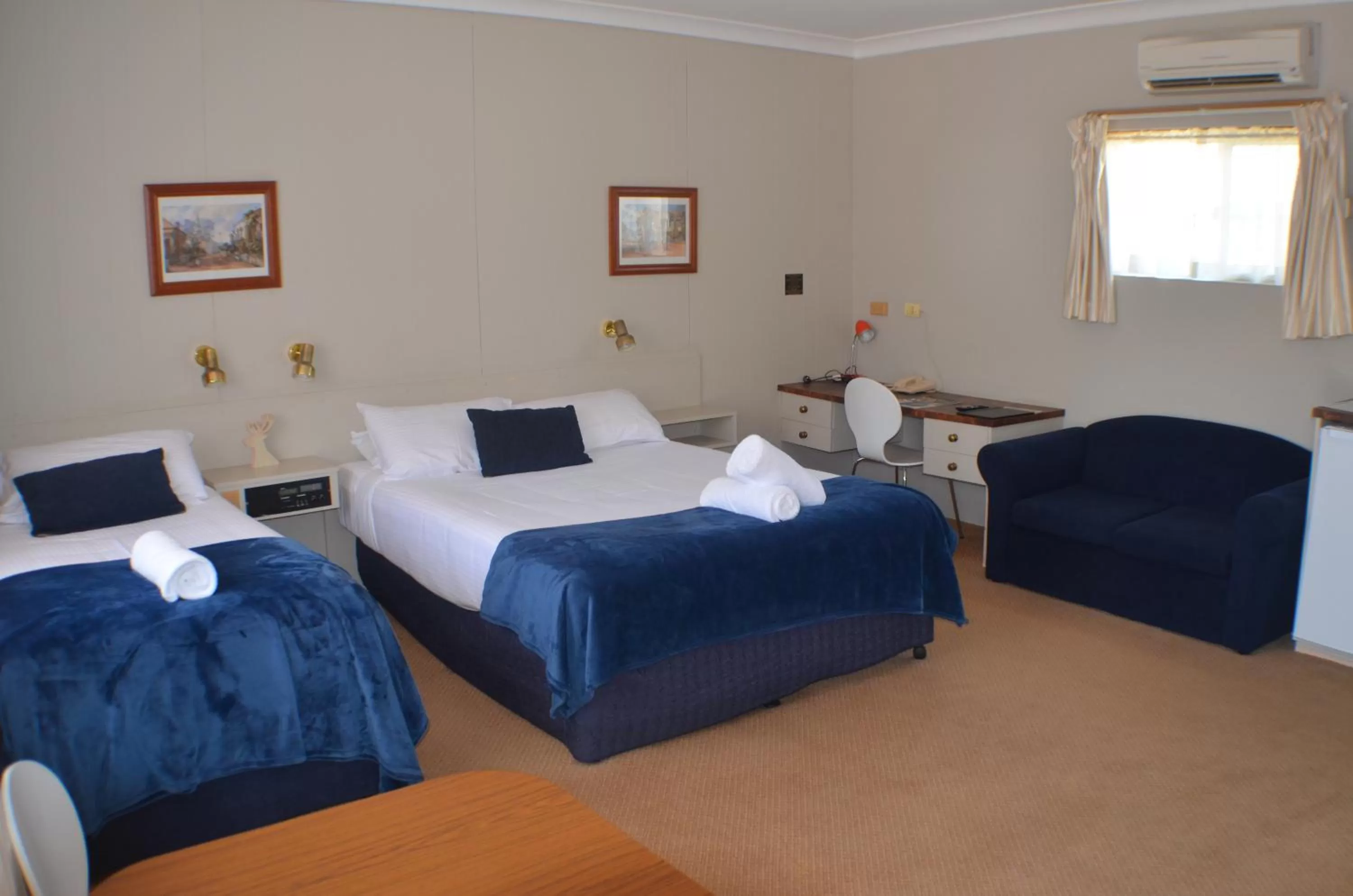 Bedroom, Bed in Deer Park Motor Inn Armidale