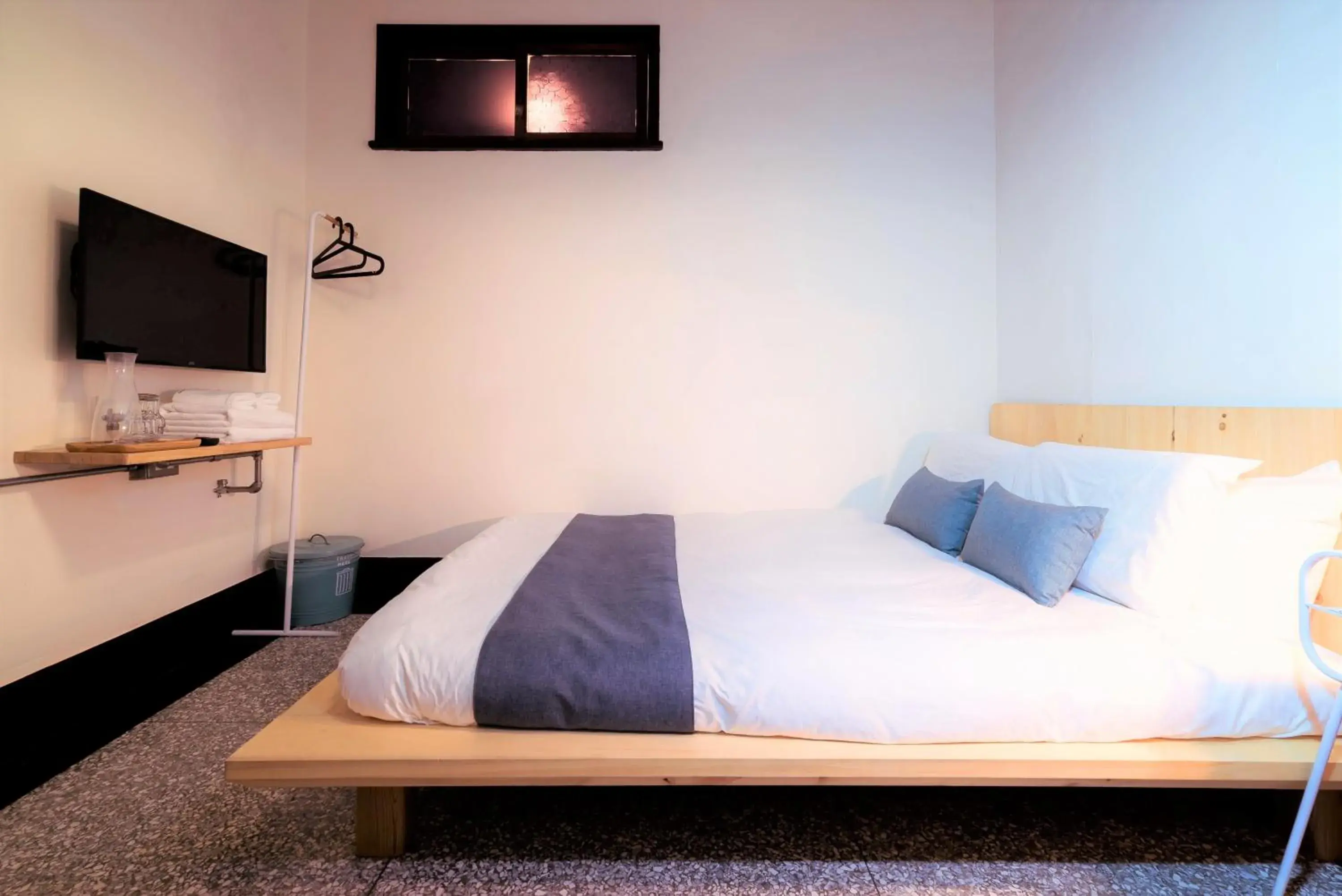 Photo of the whole room, Bed in With Inn Hostel