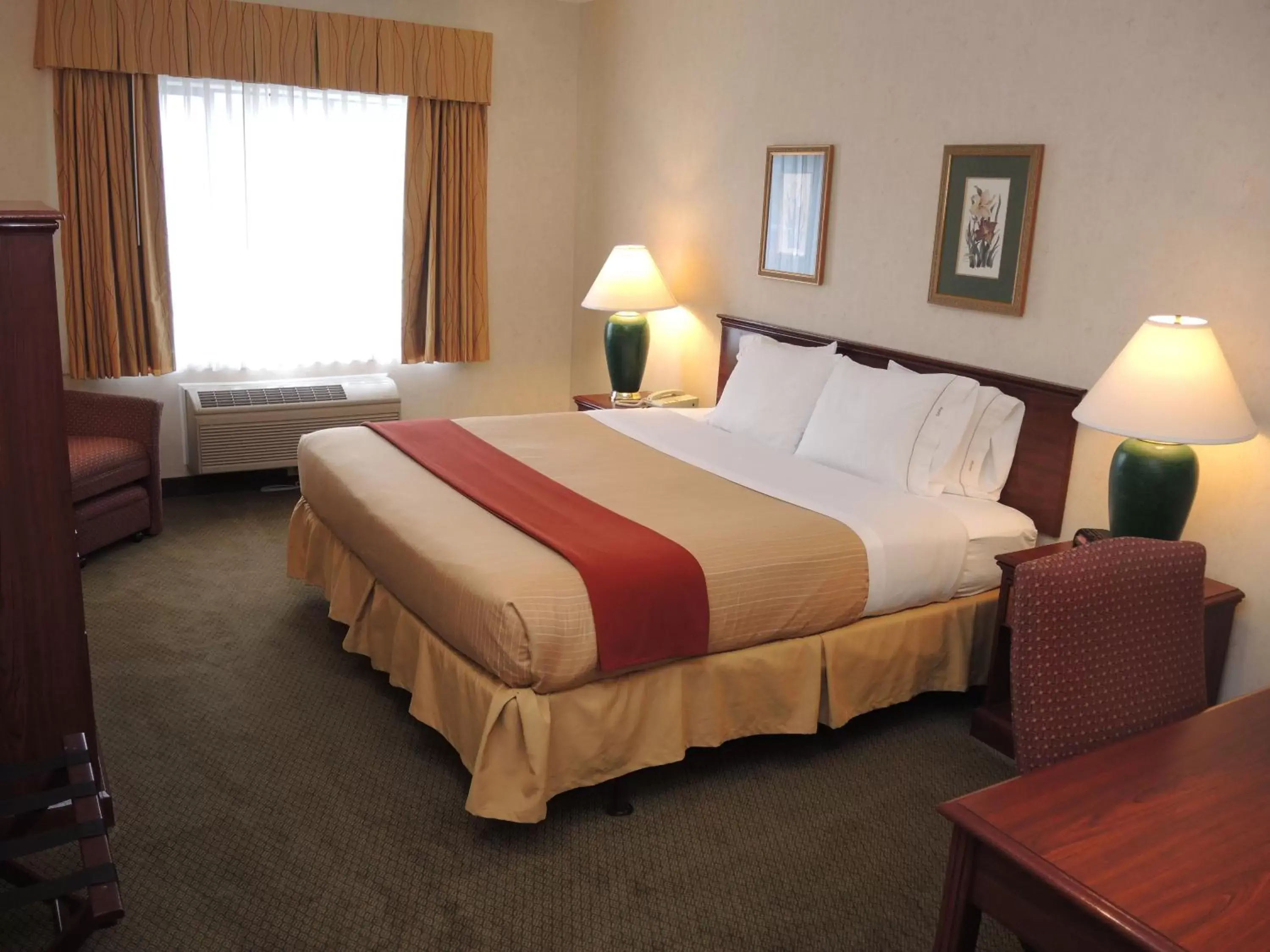 Bed in Evergreen Inn & Suites