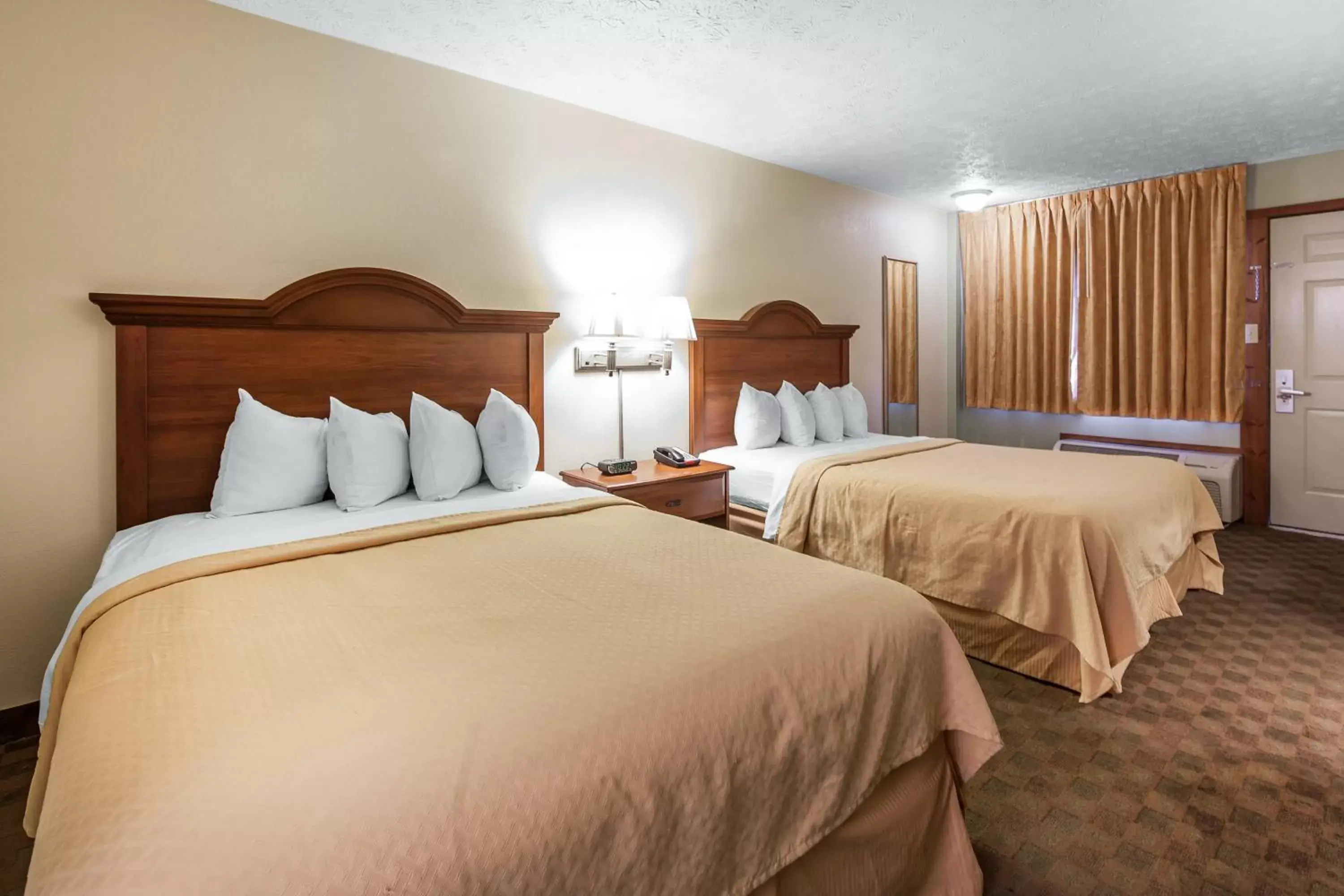 Bed in Quality Inn & Suites at Dollywood Lane
