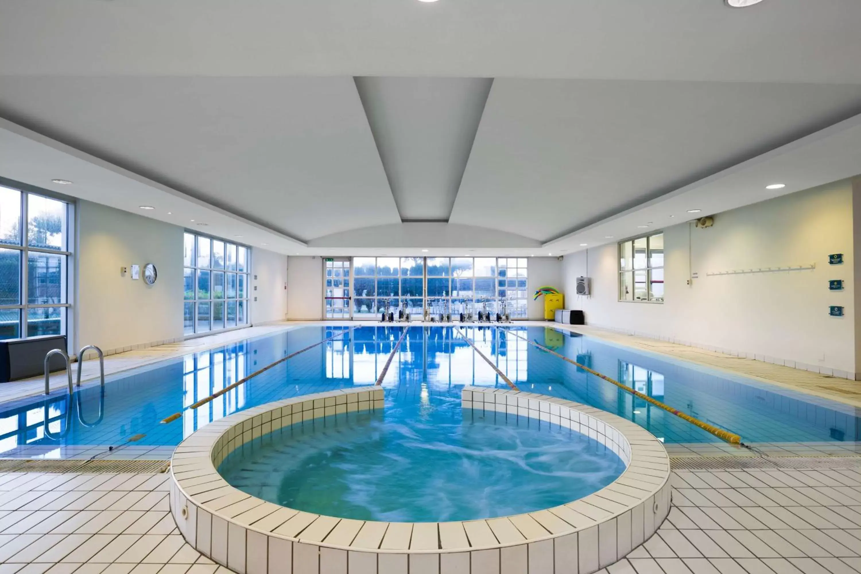 Hot Tub, Swimming Pool in Hilton Rome Airport