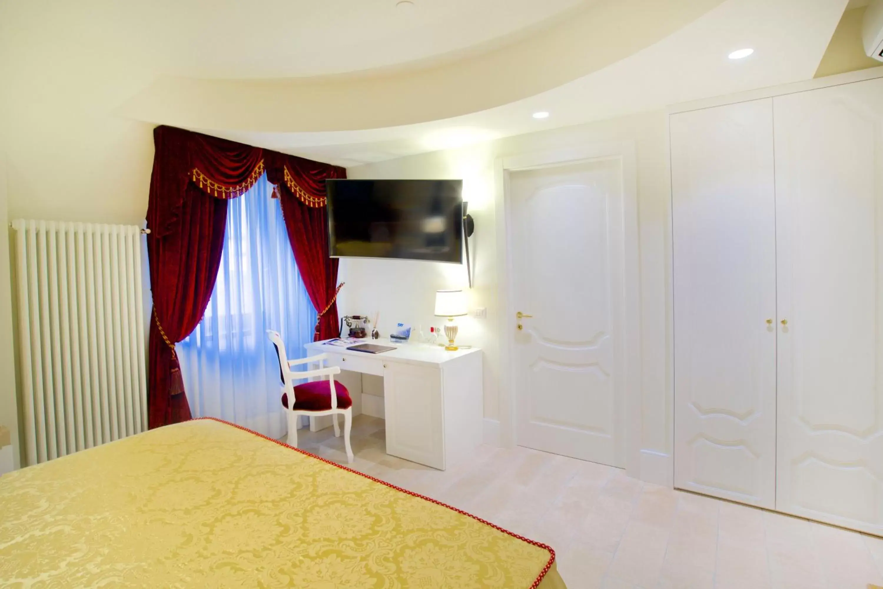 Bedroom, Bed in Design Suite Tirano