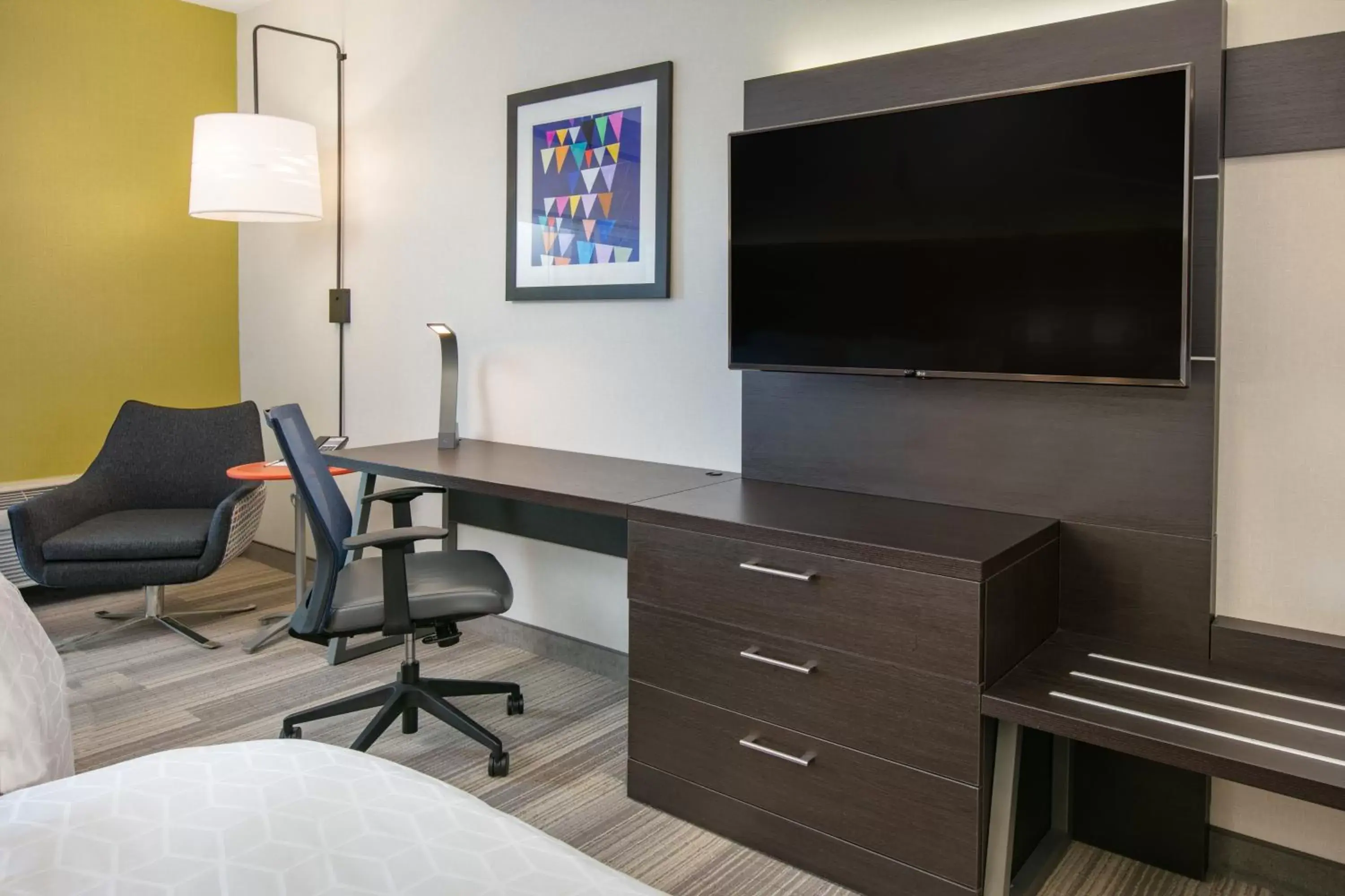 Bedroom, TV/Entertainment Center in Holiday Inn Express Hotel & Suites Seaside Convention Center, an IHG Hotel