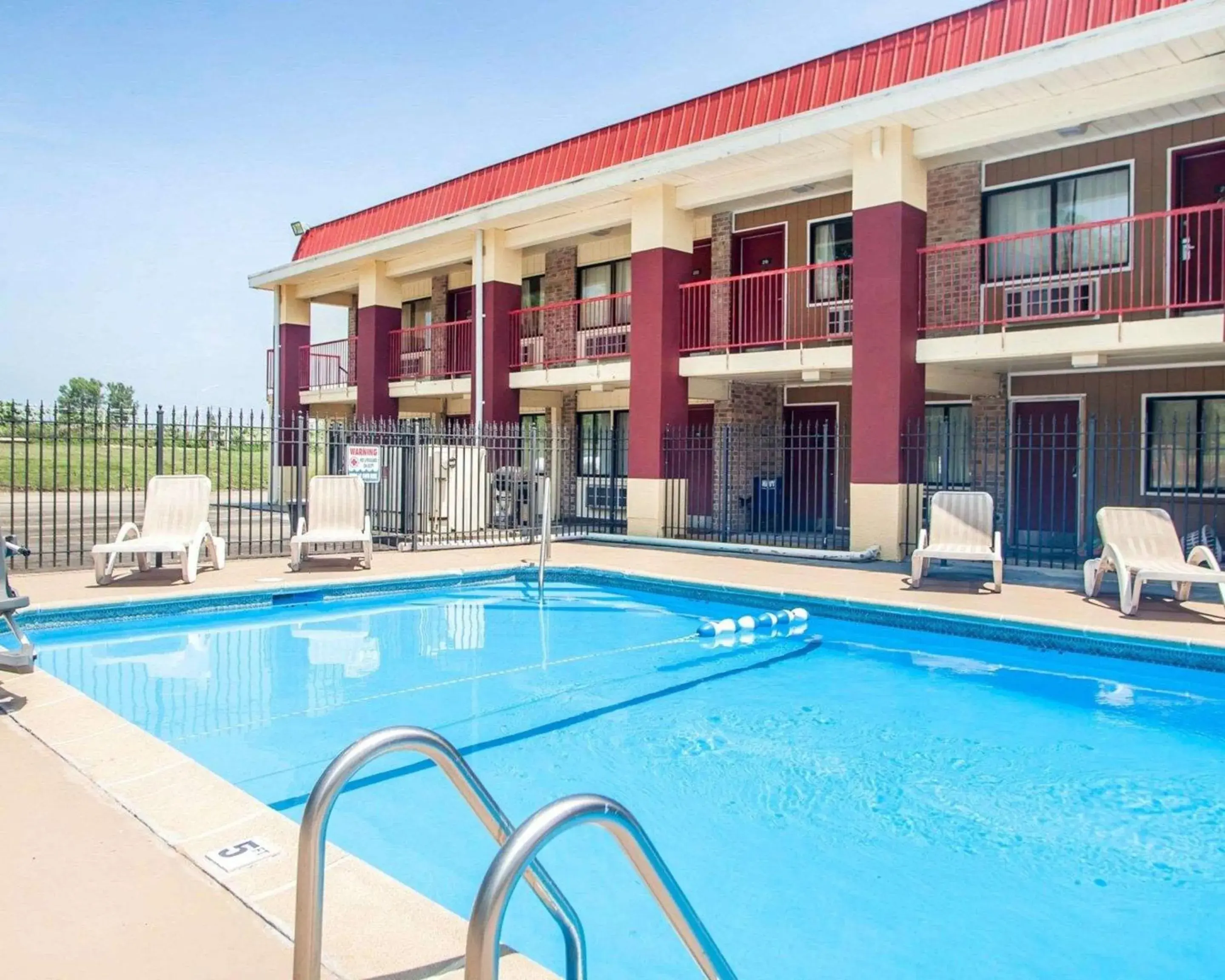 On site, Swimming Pool in Econo Lodge Kearney