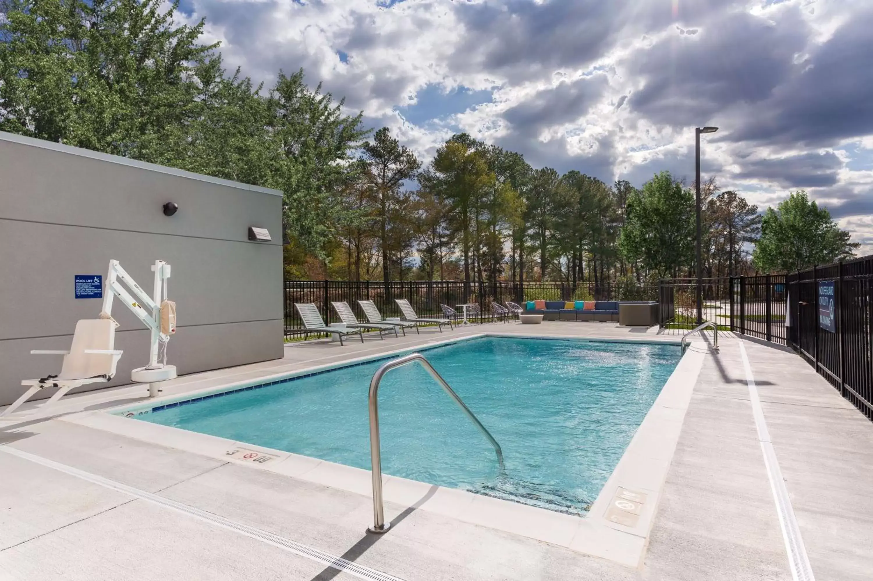 Pool view, Swimming Pool in Tru By Hilton Ashland, Va