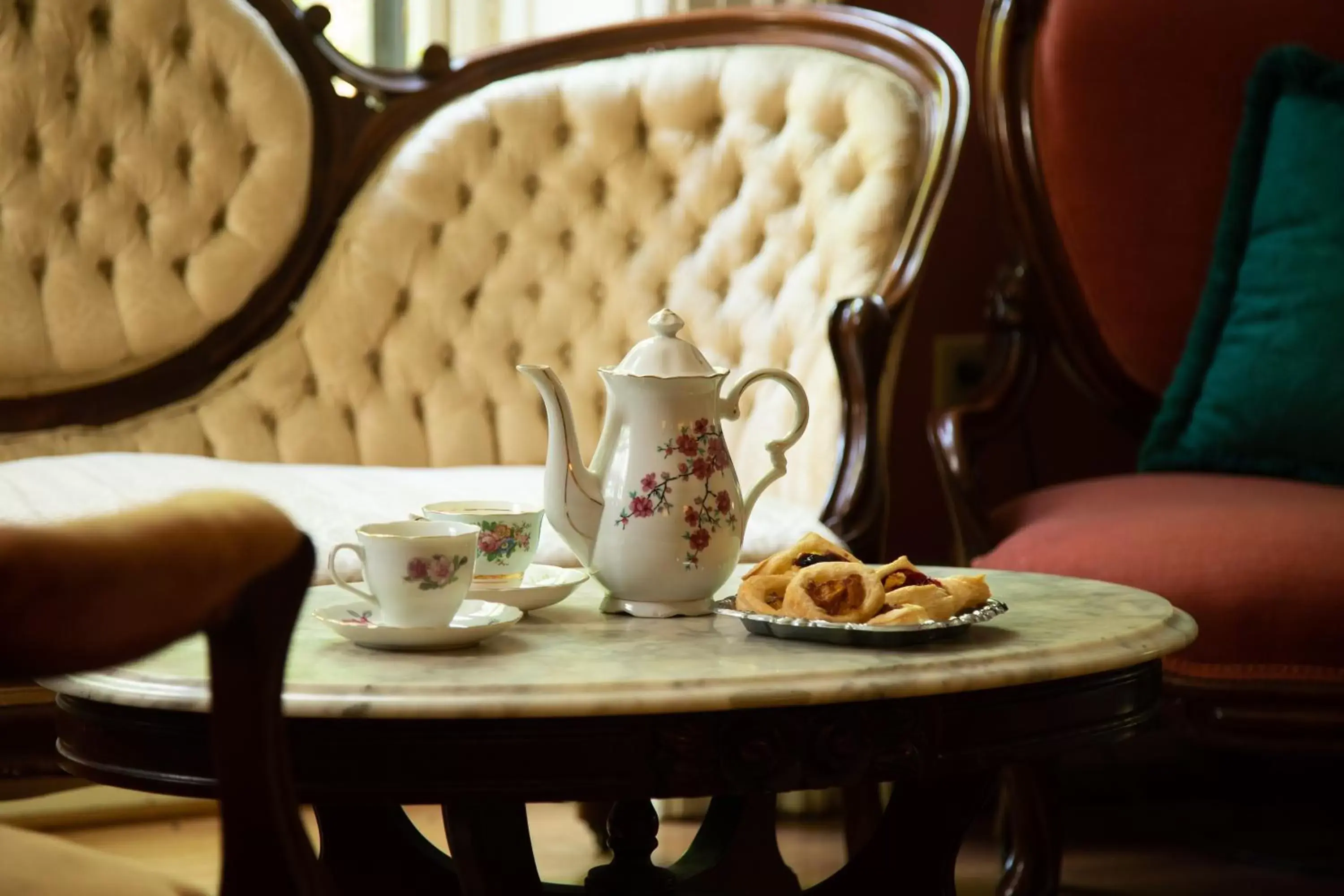 Coffee/tea facilities in Rosemont Inn