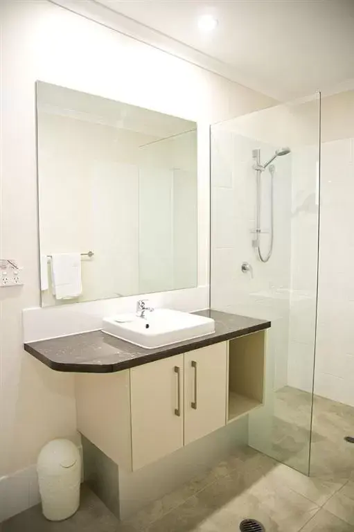 Bathroom in Roma Central Motel