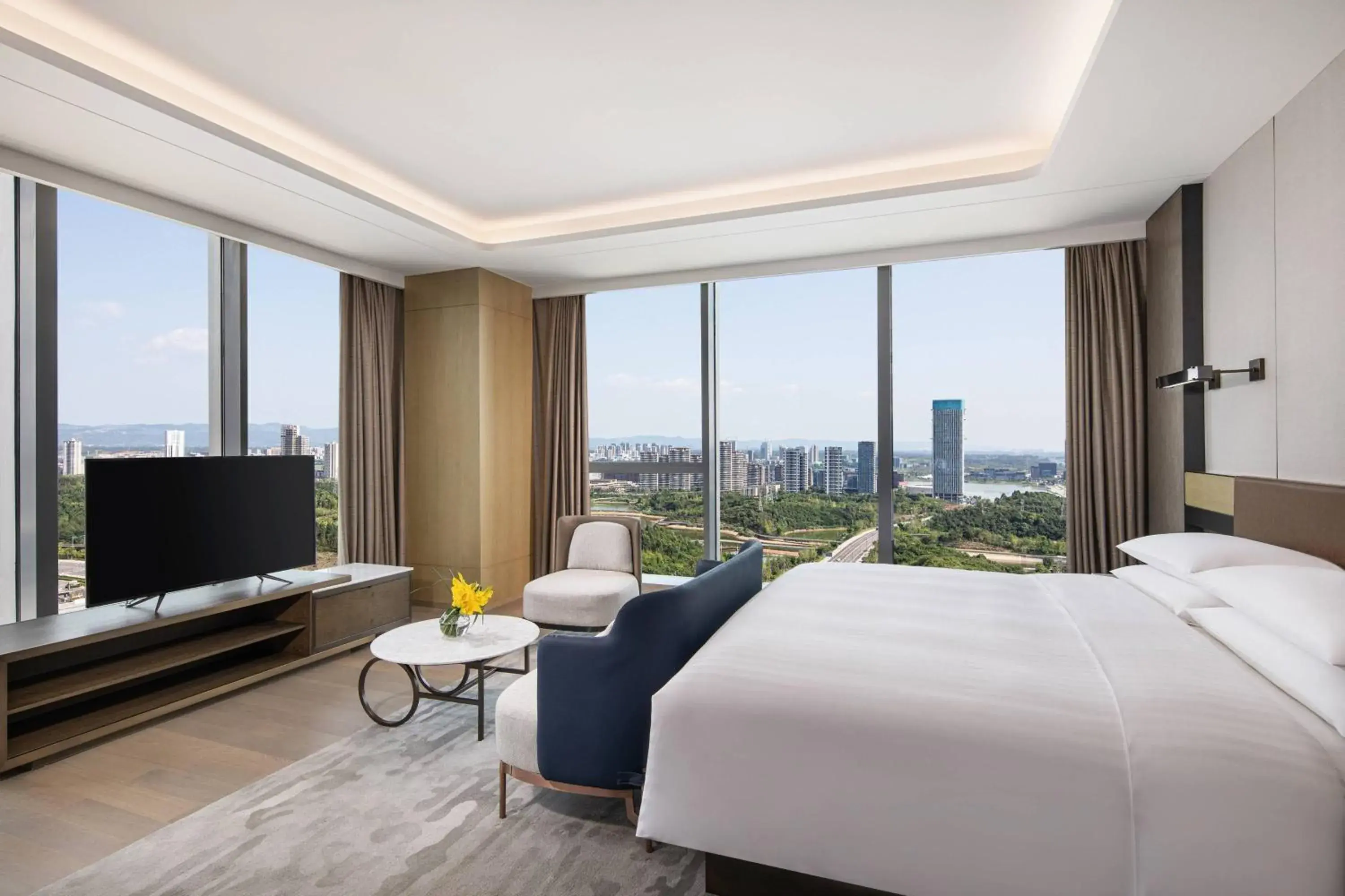 Bedroom, TV/Entertainment Center in Courtyard by Marriott Chengdu South