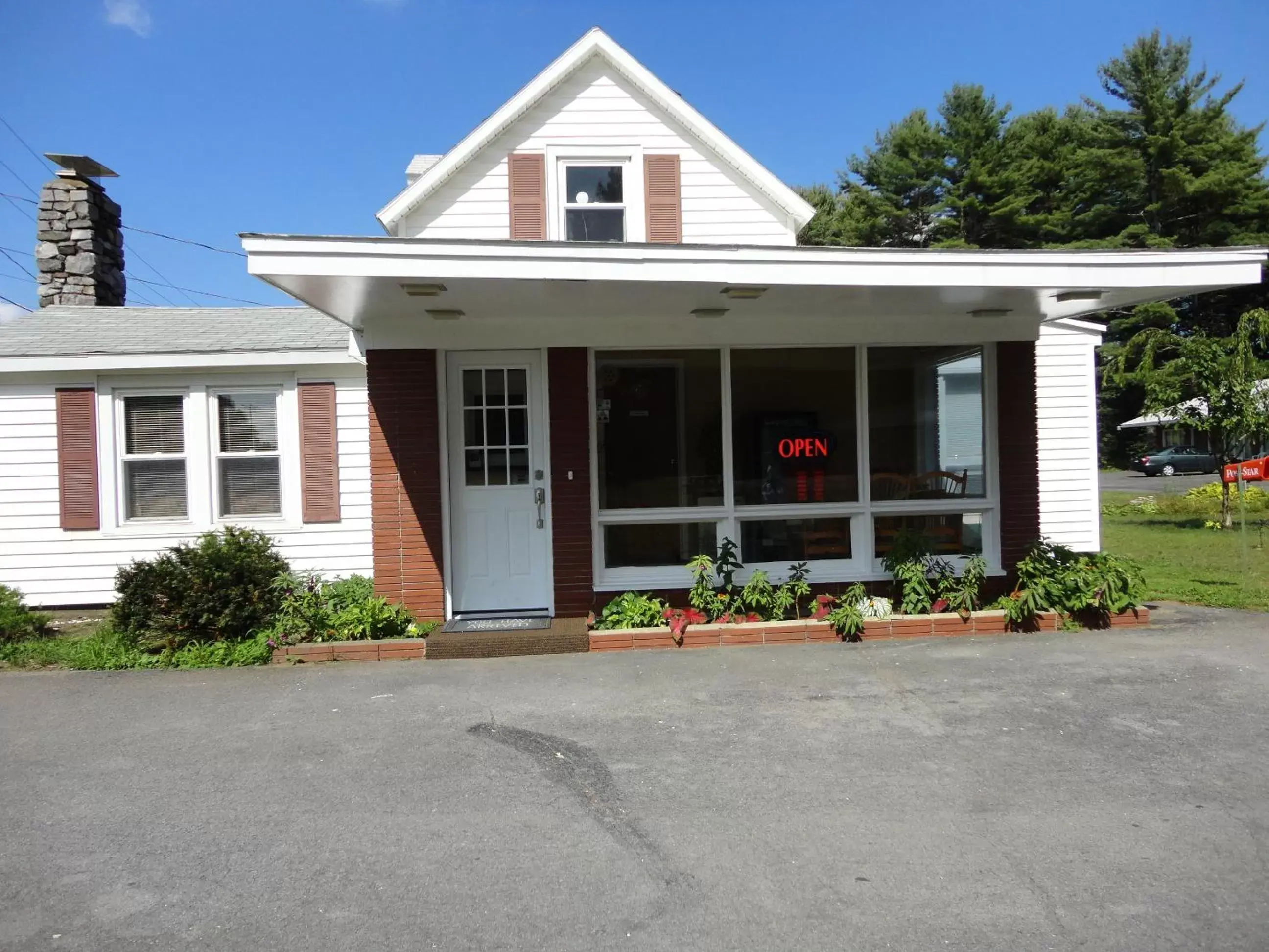 Facade/entrance, Property Building in Sara Glen Motel - Saratoga Springs-Glens Falls