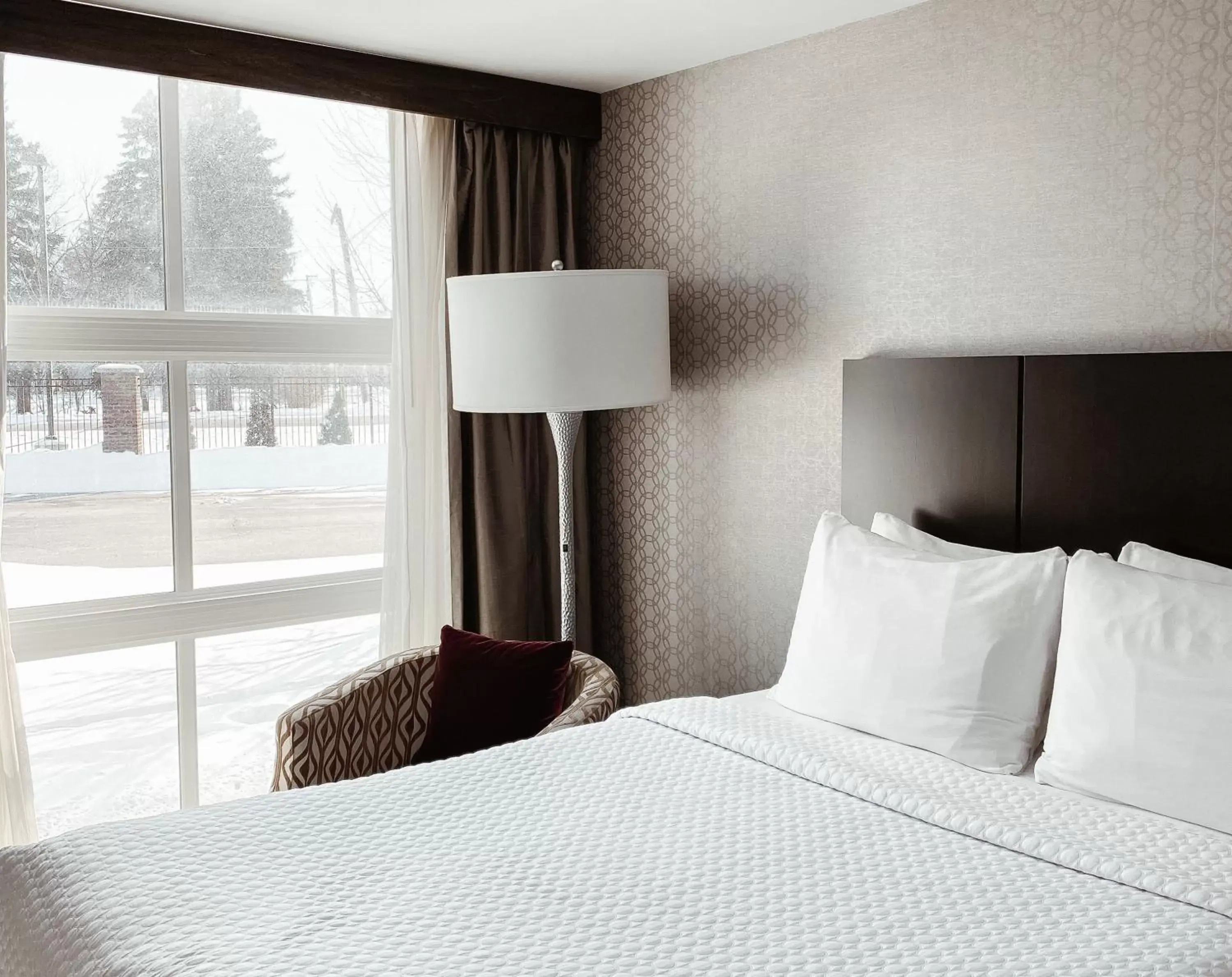 Photo of the whole room, Bed in Crowne Plaza Chicago SW - Burr Ridge, an IHG Hotel