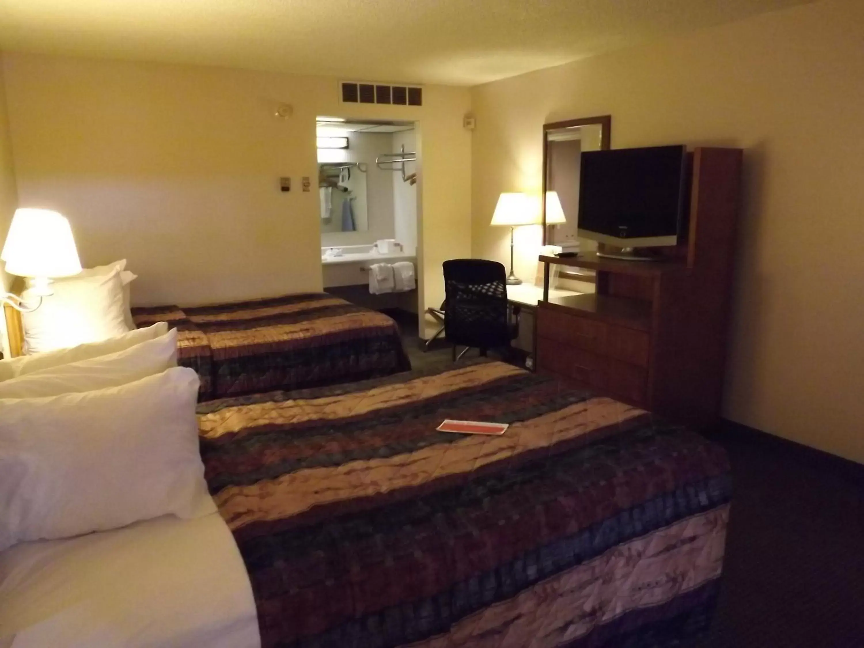 Photo of the whole room, Bed in Ramada by Wyndham Sterling