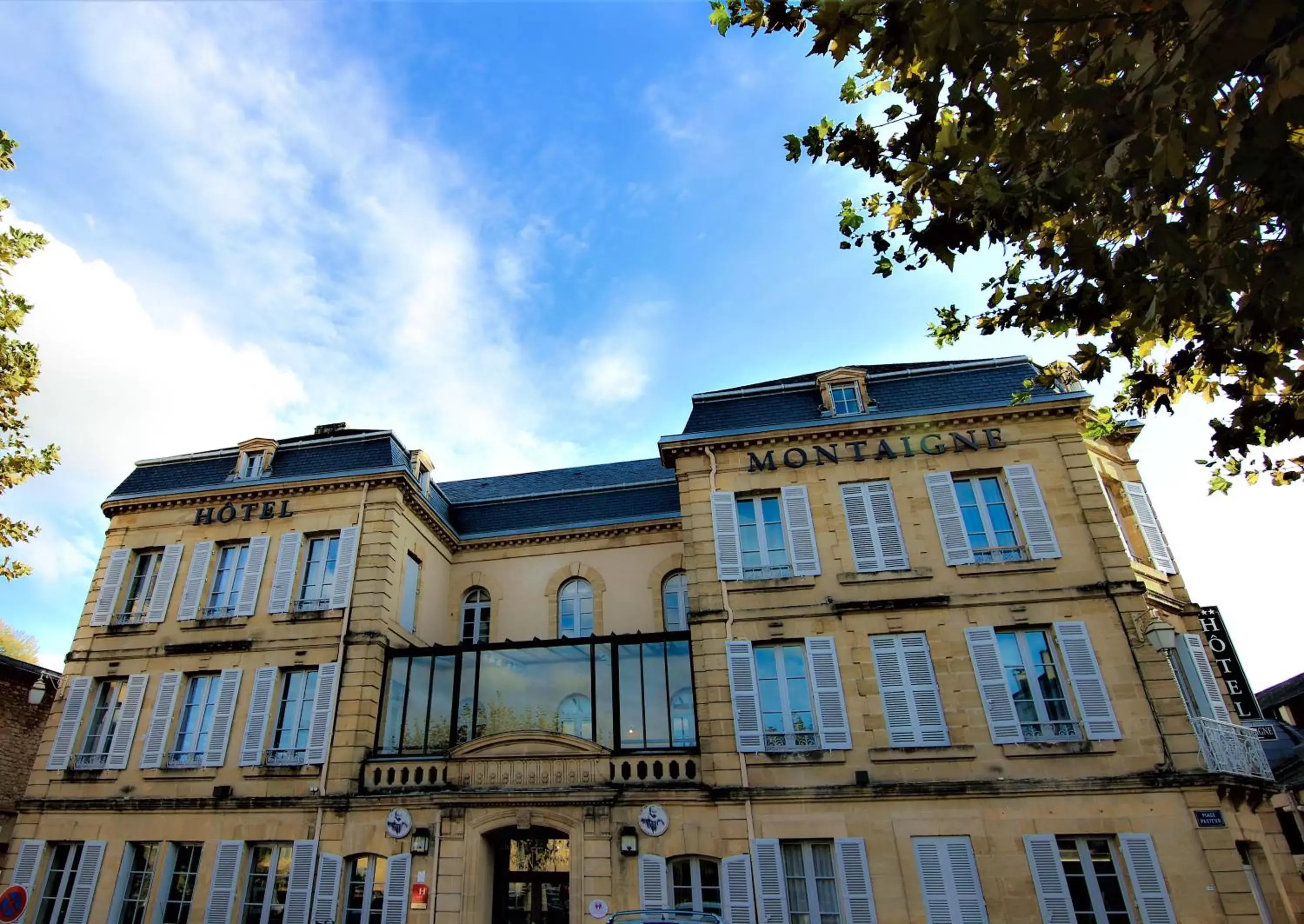 Property Building in Hôtel Montaigne