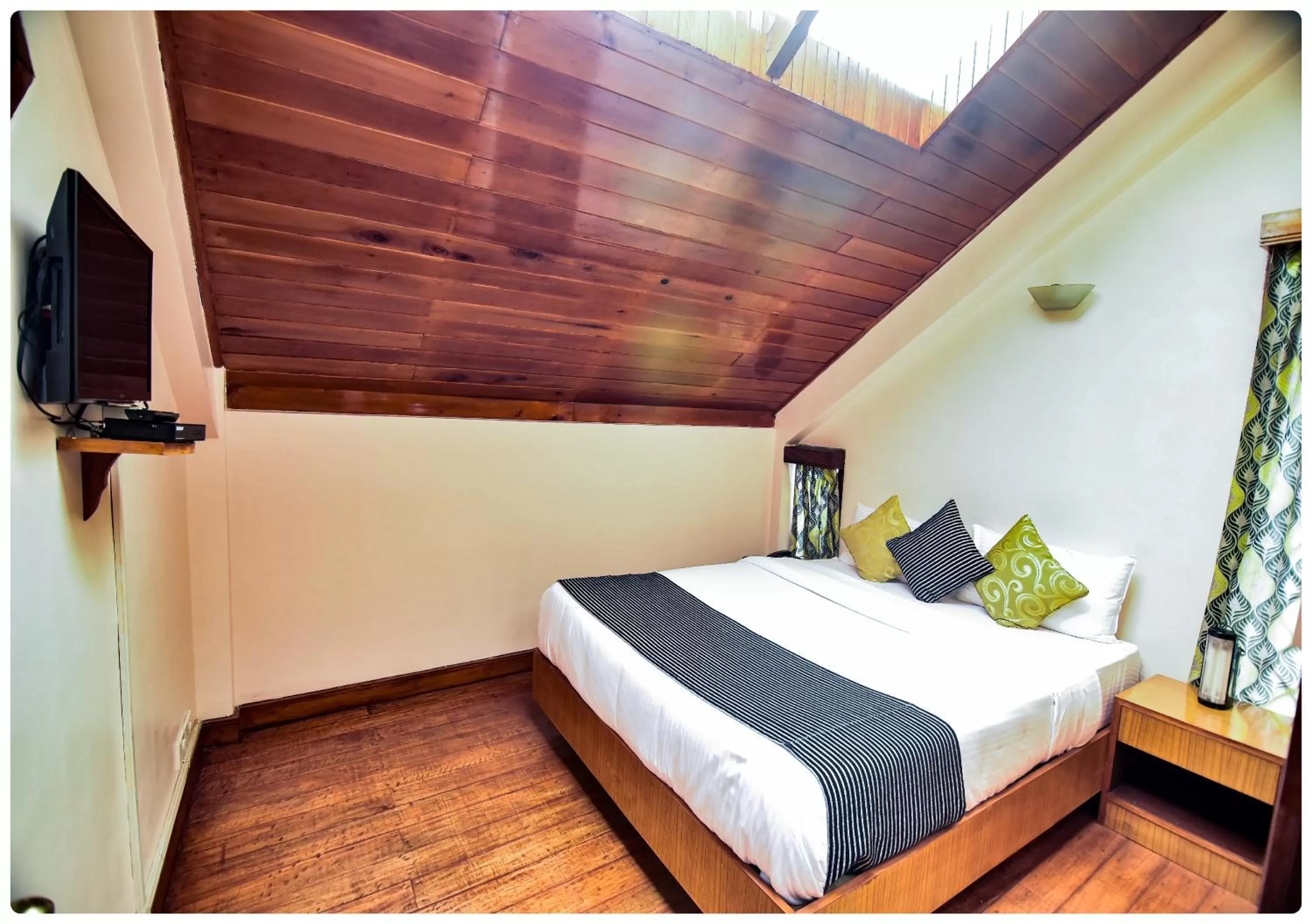 Bedroom, Bed in Cedar Inn