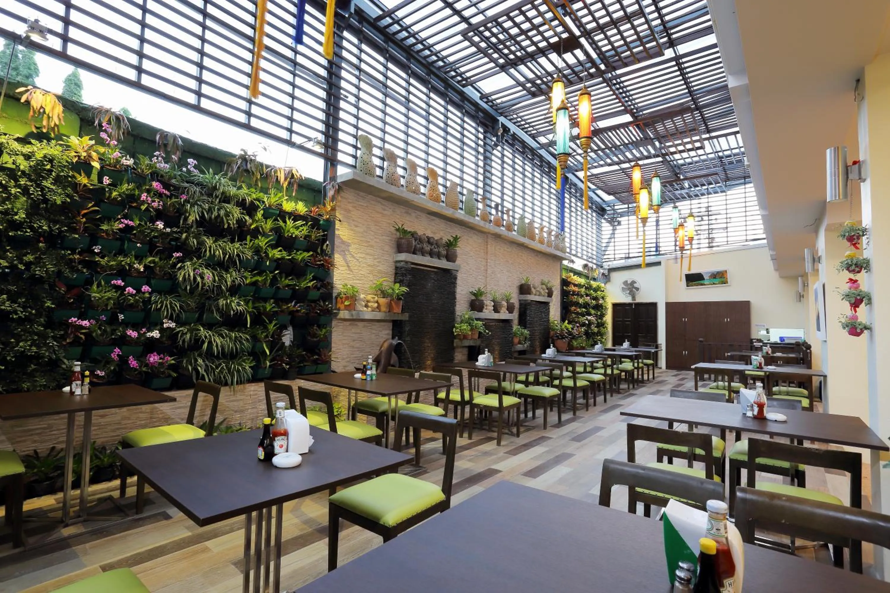 Restaurant/places to eat in ON Hotel Phuket - SHA