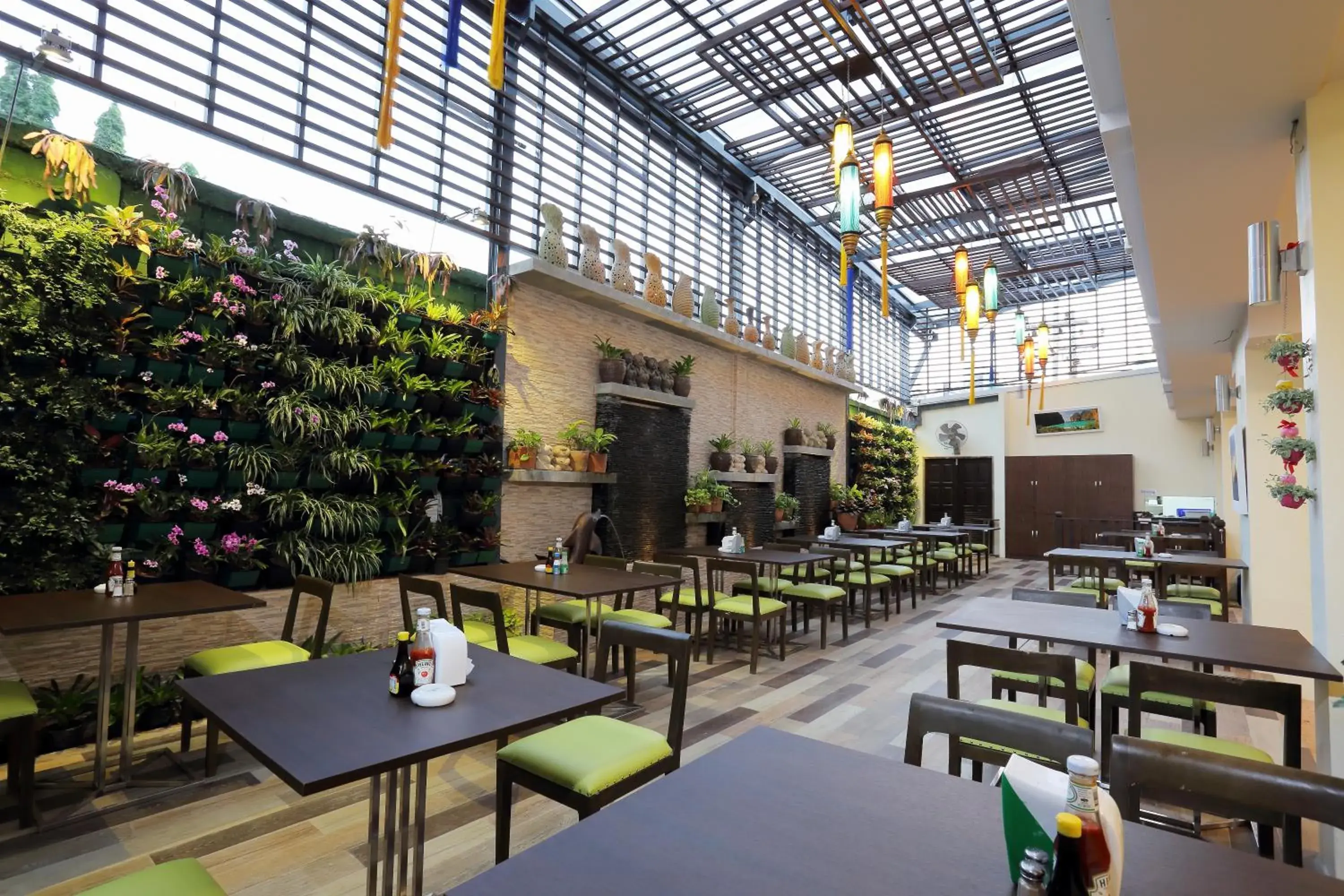 Restaurant/places to eat in ON Hotel Phuket - SHA Restaurant/places to eat in ON Hotel Phuket - SHA