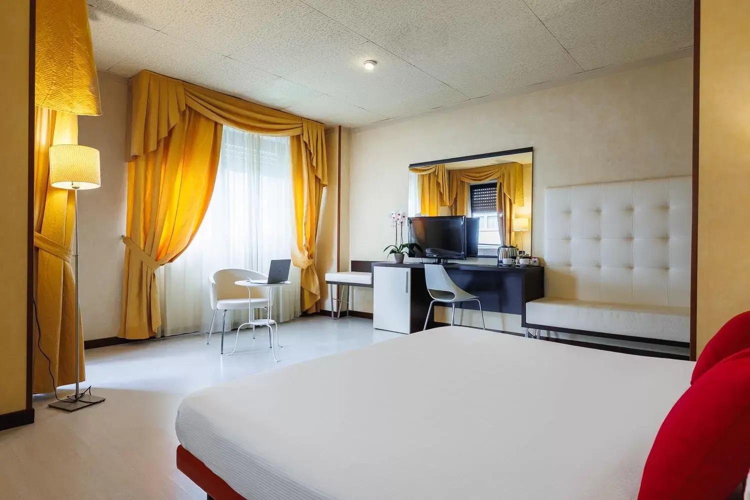 View (from property/room), TV/Entertainment Center in iH Hotels Bologna Amadeus