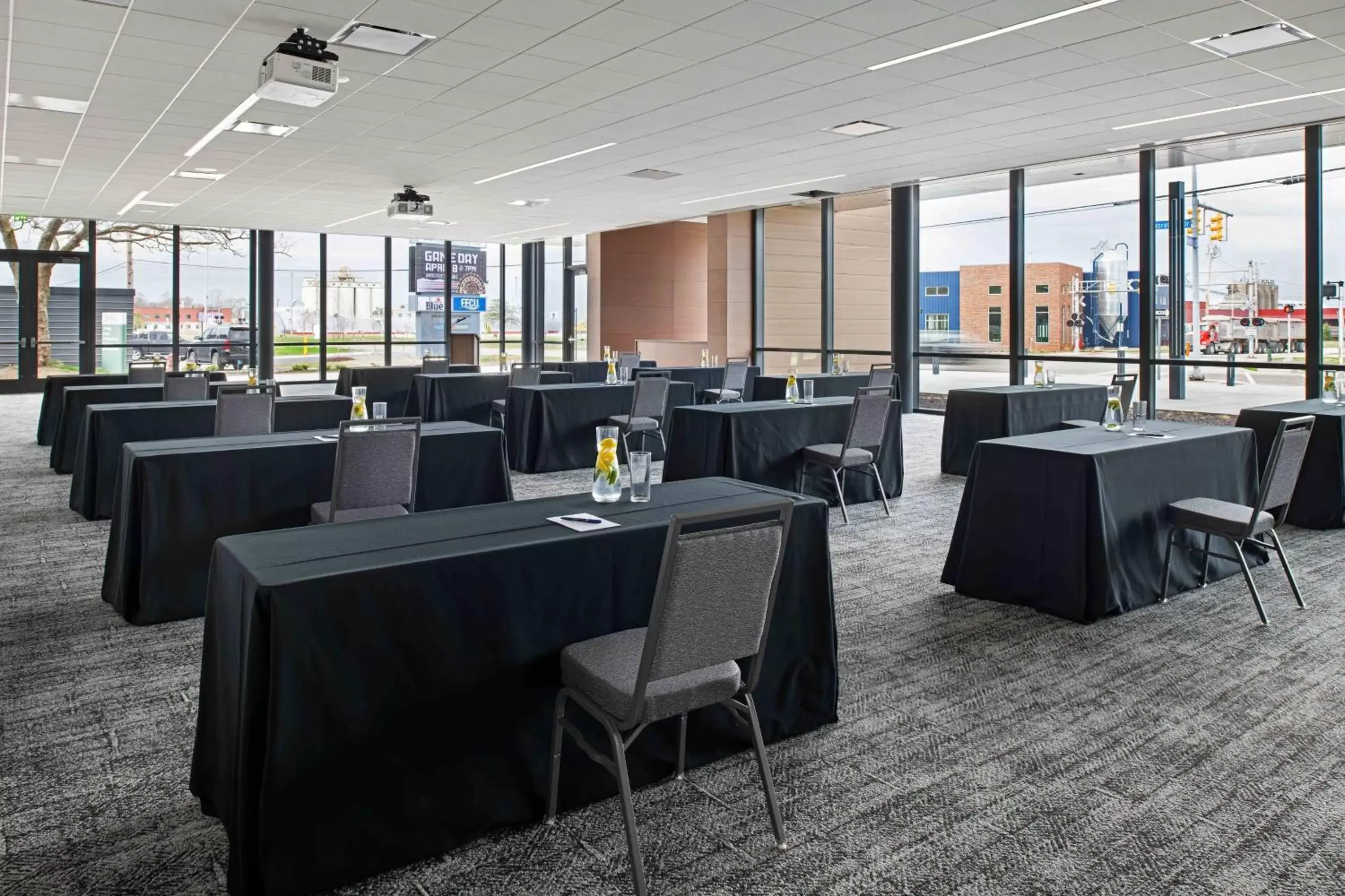 Meeting/conference room, Restaurant/Places to Eat in Delta Hotels by Marriott Muskegon Convention Center