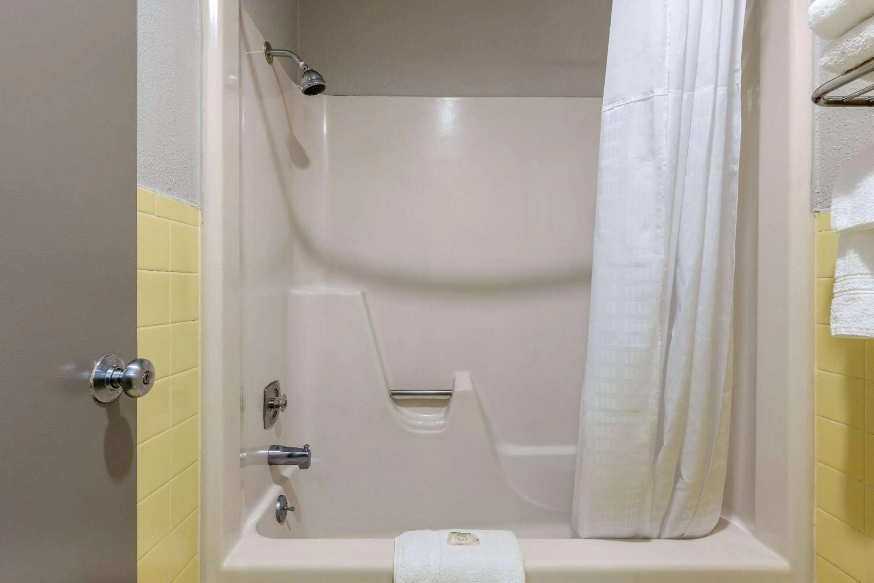 TV and multimedia in Days Inn by Wyndham Lincolnton