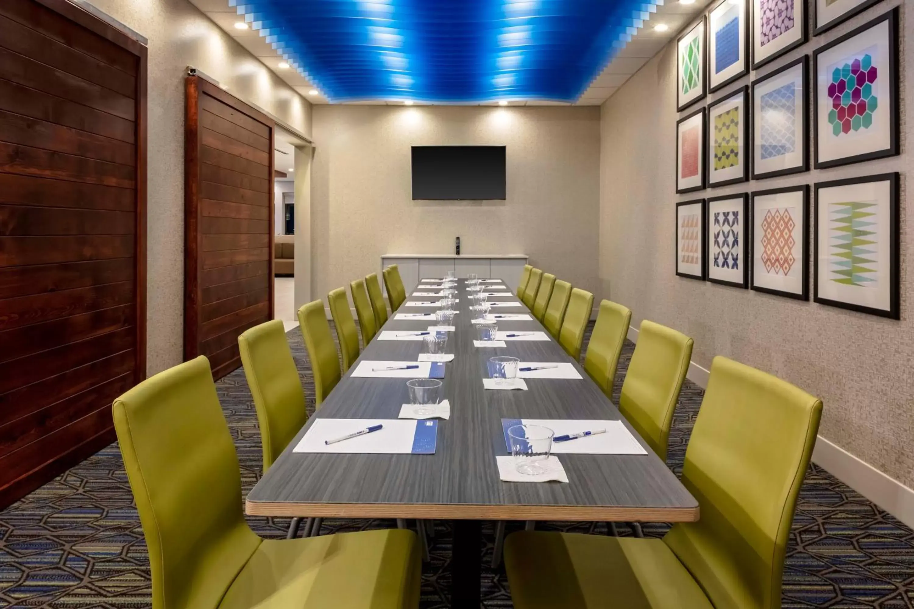 Meeting/conference room in Holiday Inn Express & Suites - Madison, an IHG Hotel