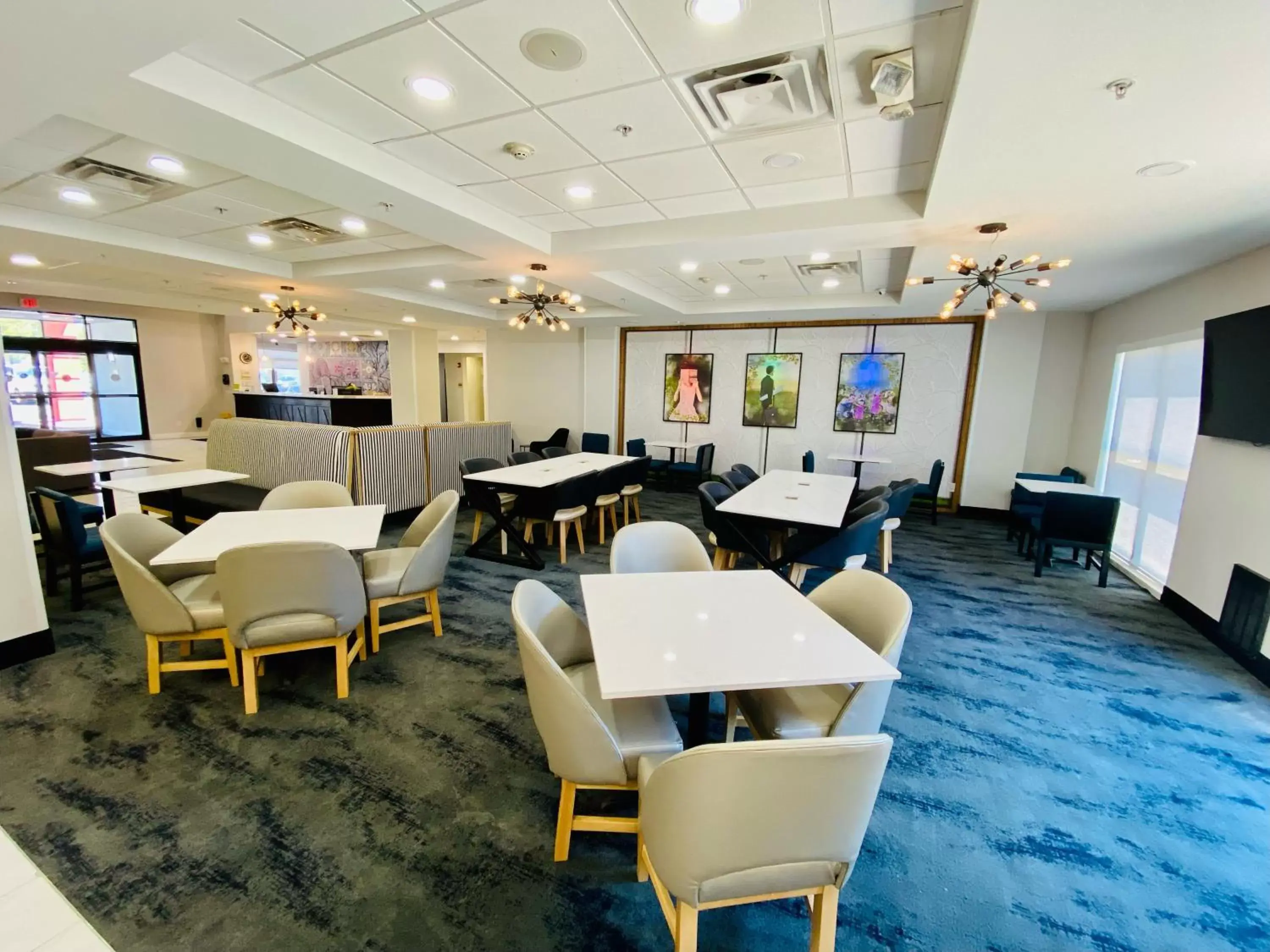 Communal lounge/ TV room, Restaurant/Places to Eat in La Quinta by Wyndham Mt. Laurel - Philadelphia