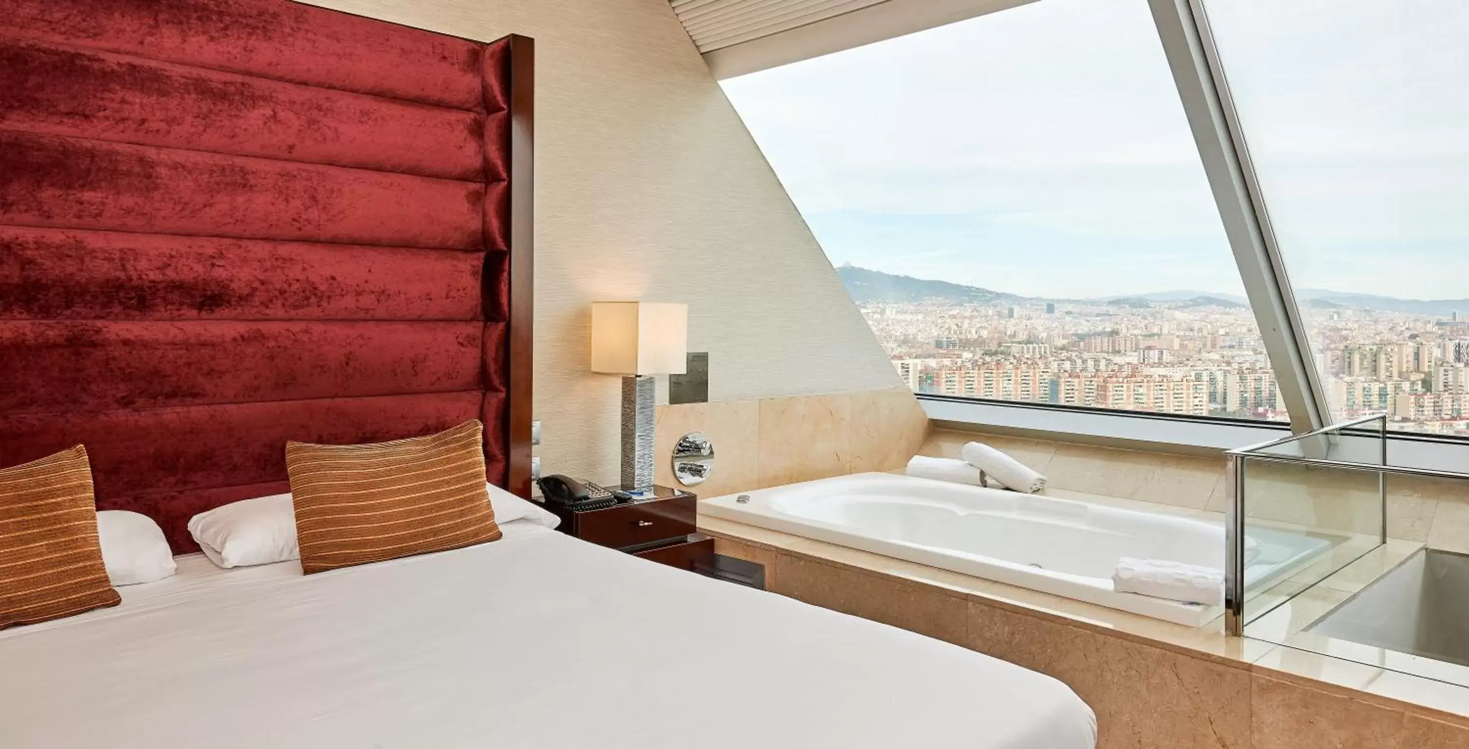 Hot Tub, Bed in Hyatt Regency Barcelona Tower