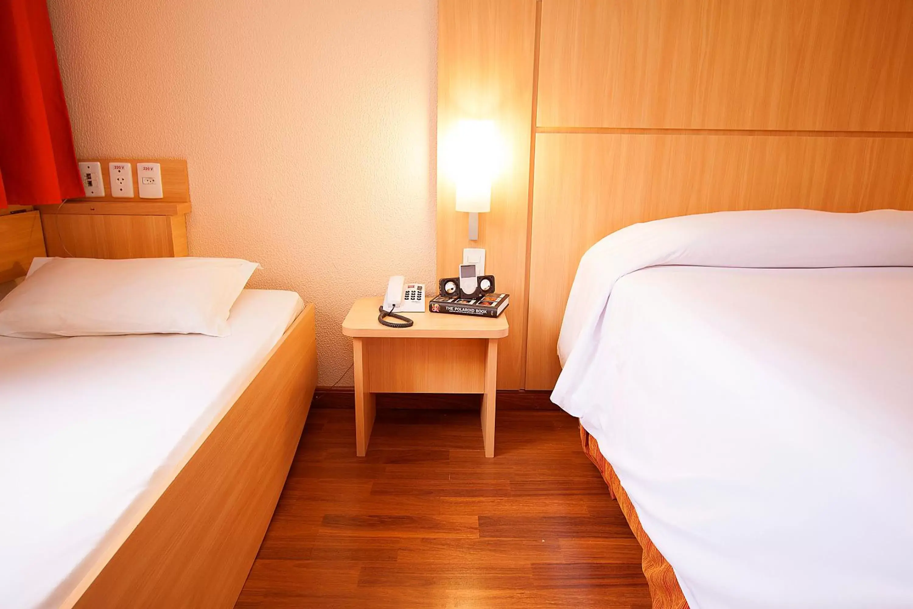 Photo of the whole room, Bed in ibis Curitiba Aeroporto