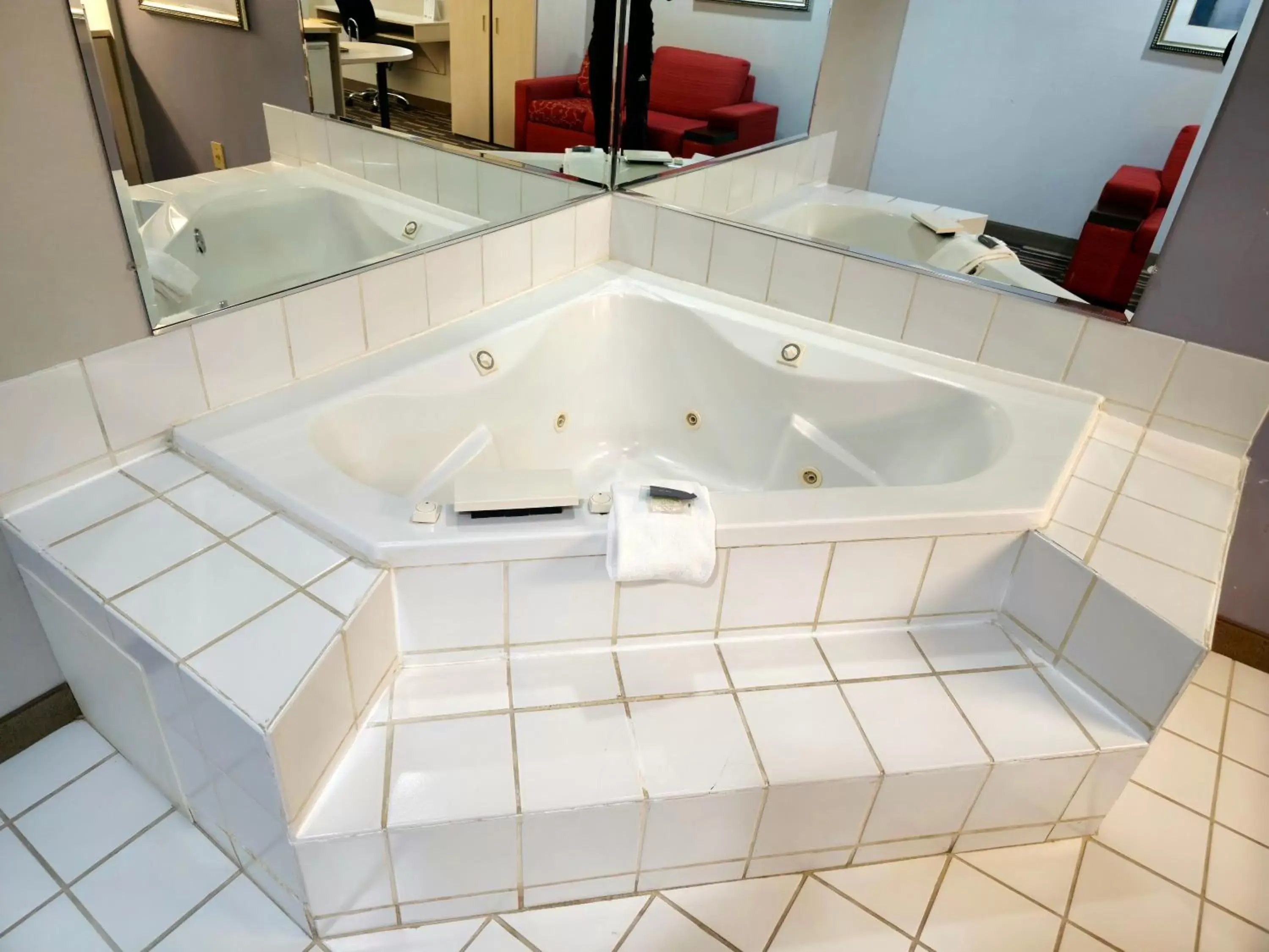 Hot Tub, Bathroom in Microtel Inn & Suites Claremore