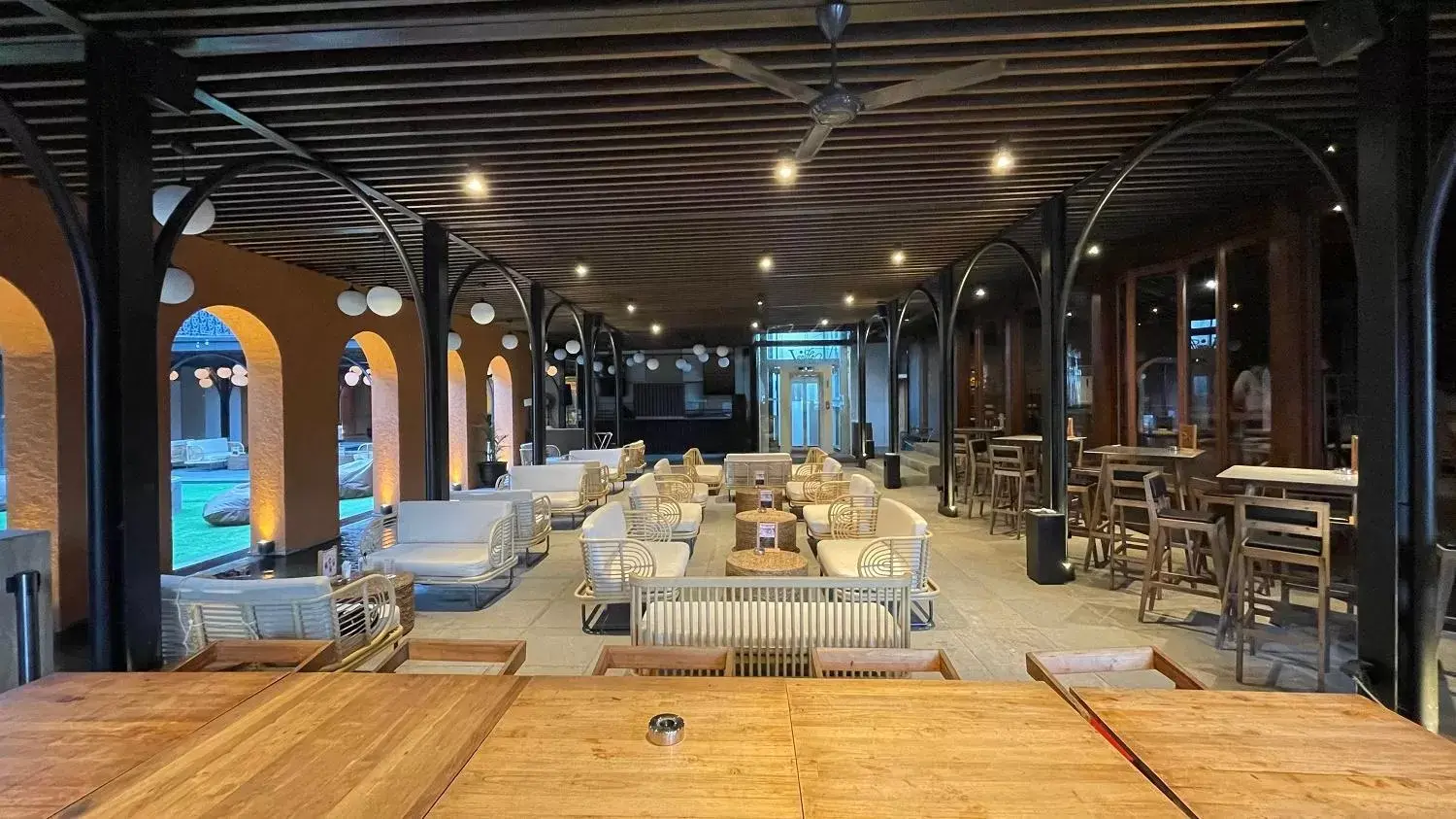 Lounge or bar, Restaurant/Places to Eat in ARTOTEL Suites Bianti Yogyakarta, CHSE Certified