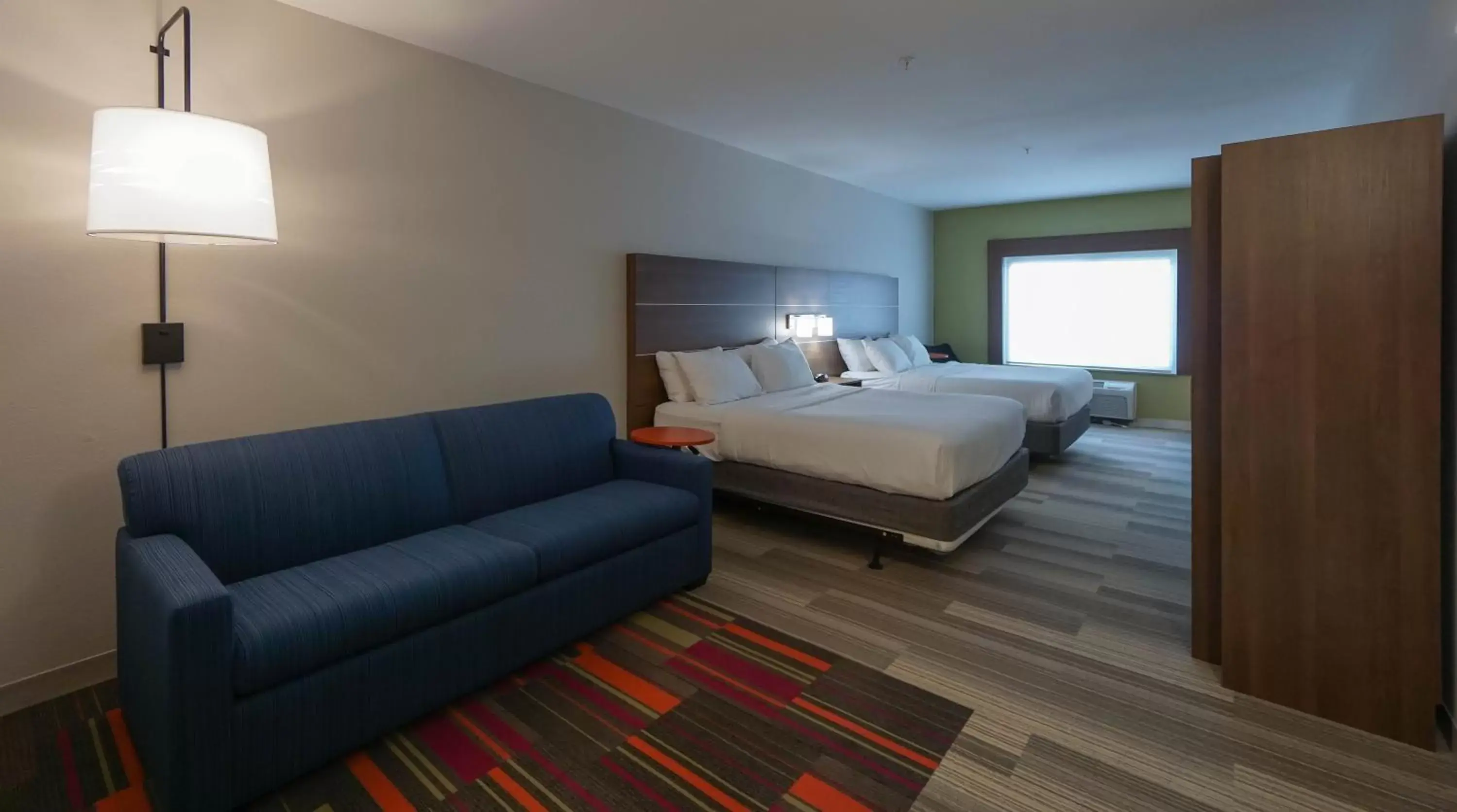 Photo of the whole room, Bed in Holiday Inn Express Hotel & Suites Savannah Midtown, an IHG Hotel