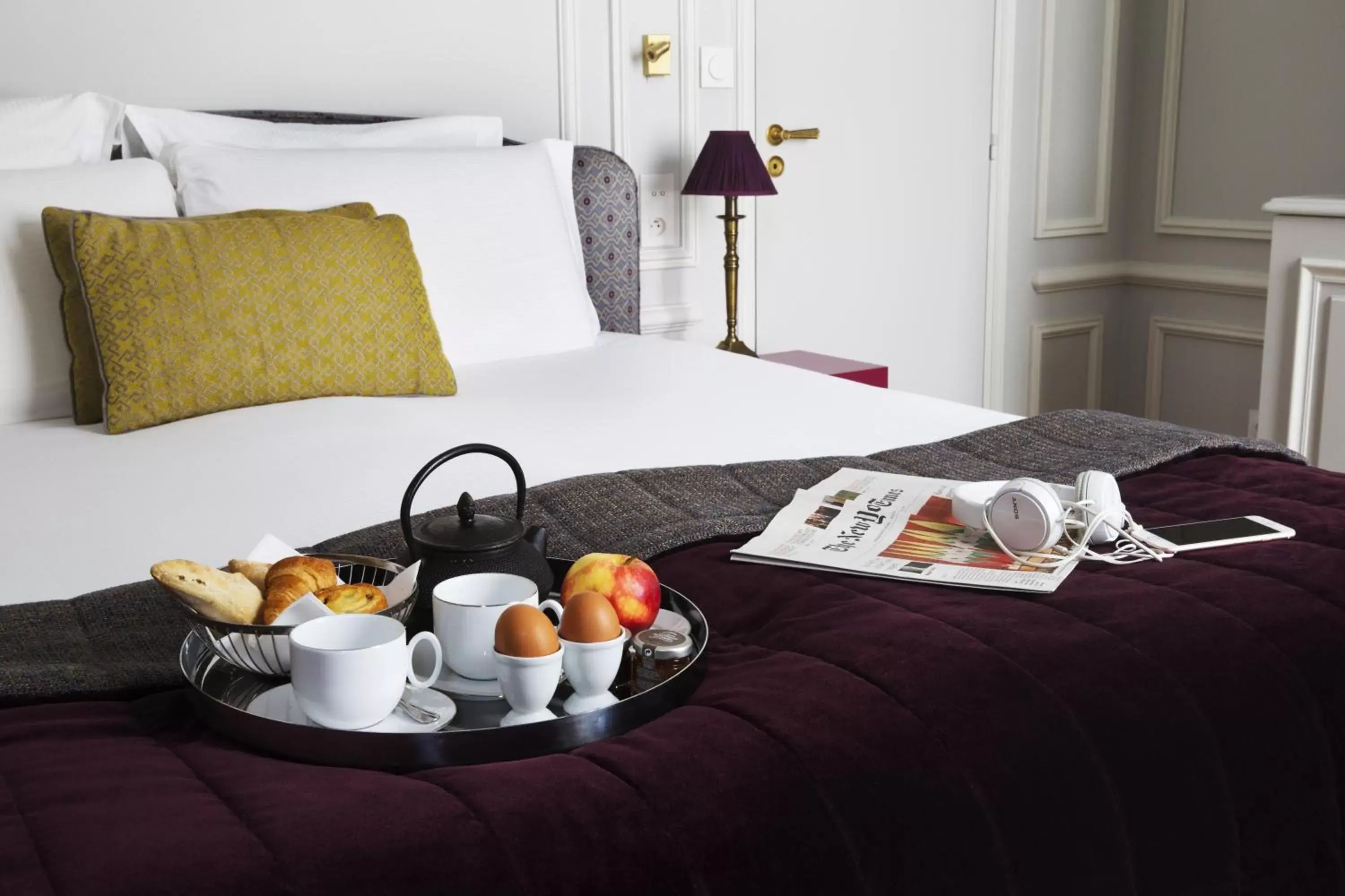 Food close-up, Bed in Hôtel Bourgogne & Montana