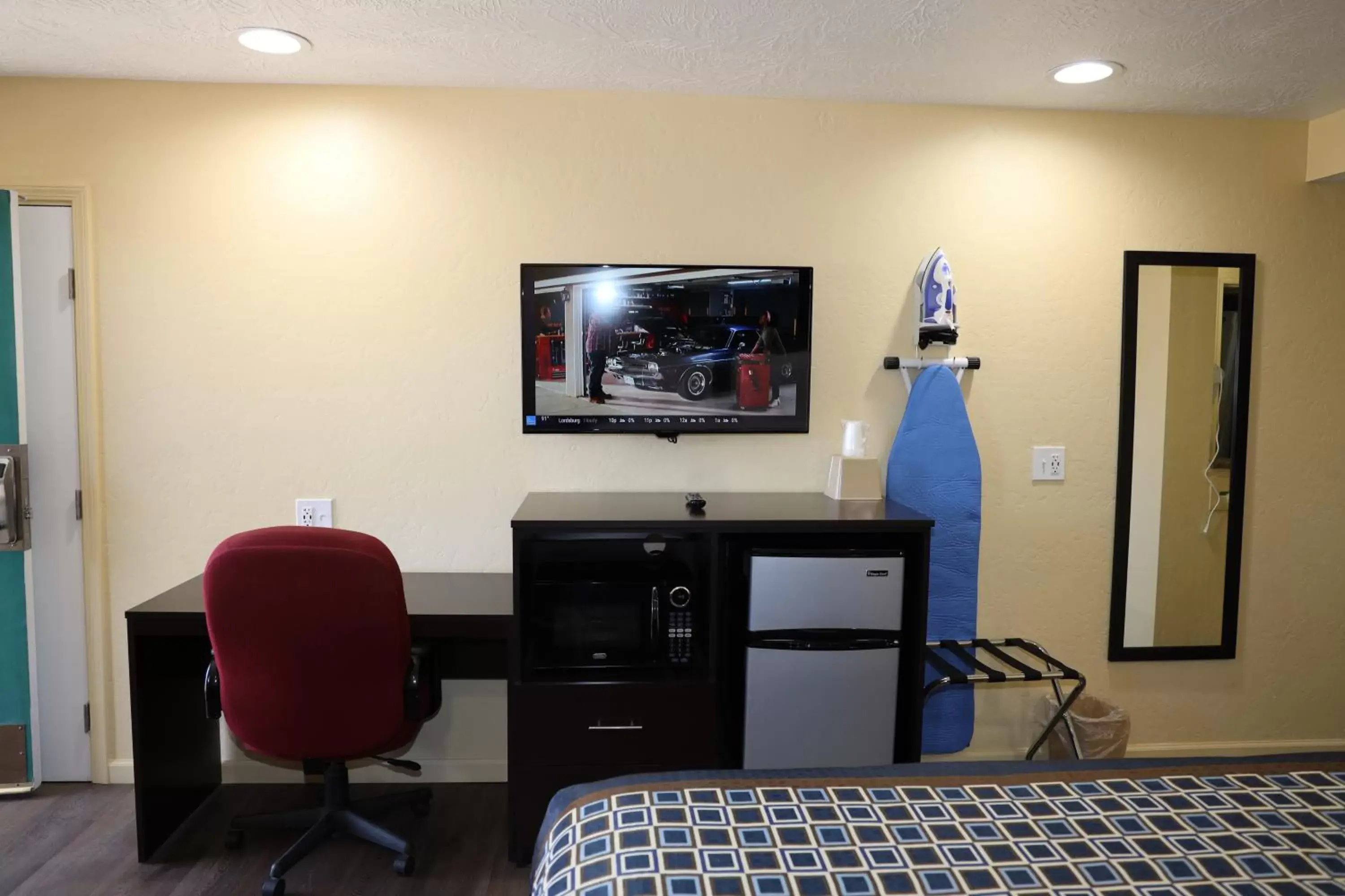 TV and multimedia, TV/Entertainment Center in Copper Manor Motel