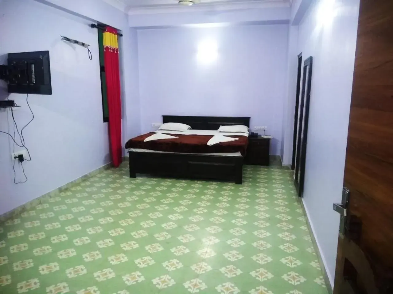 Bed in Rani Mahal Hotel