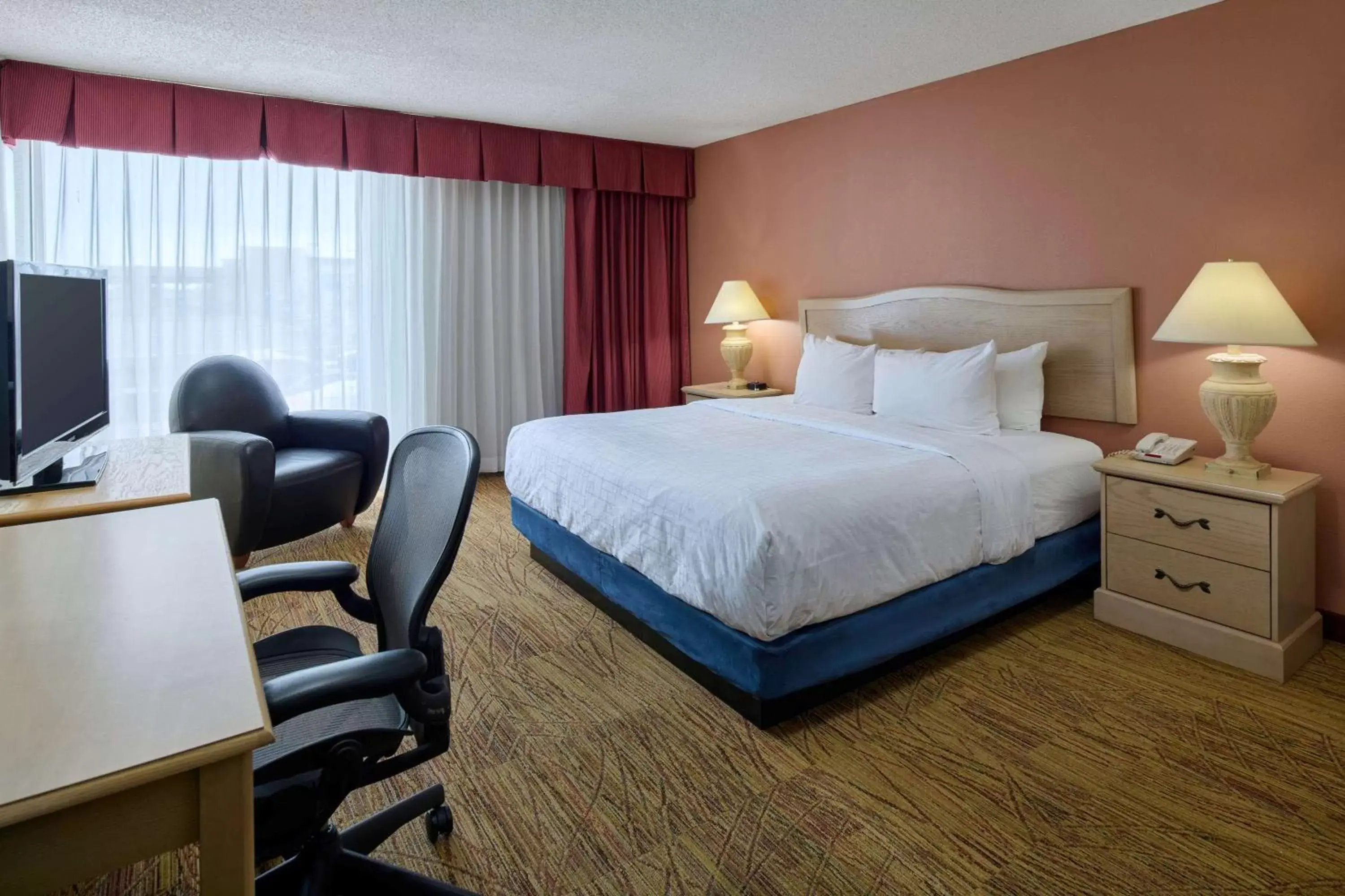 Photo of the whole room, Bed in Wyndham El Paso Airport and Water Park