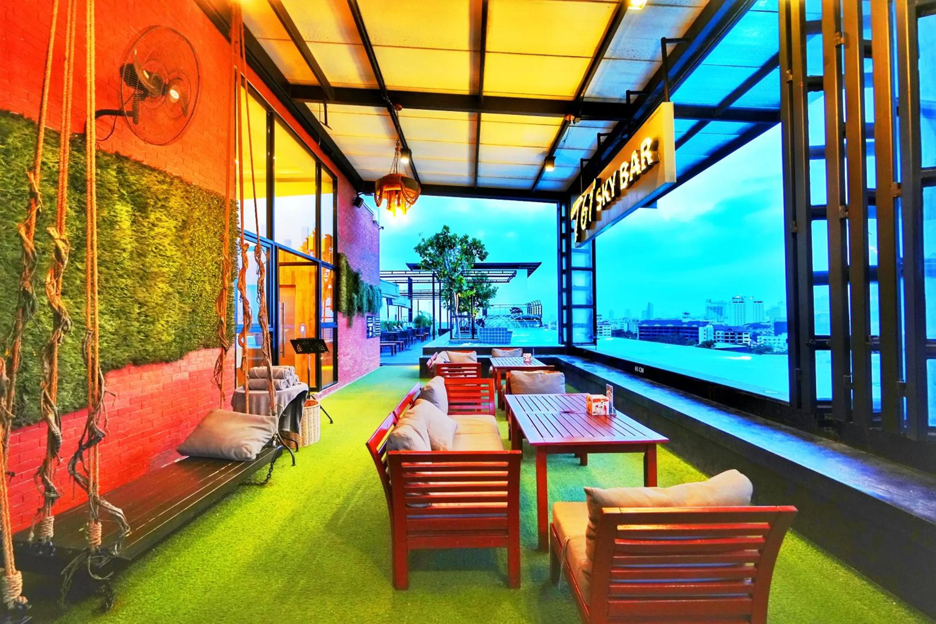 Lounge or bar in SureStay Plus by Best Western T Pattaya