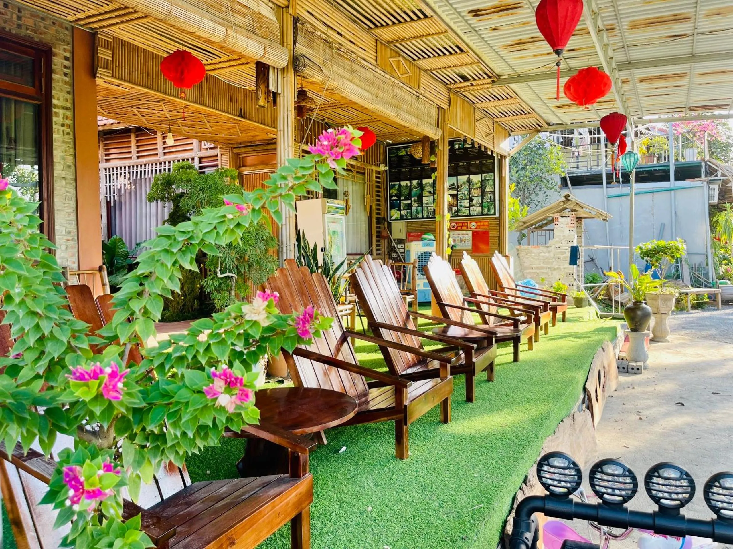 Seating area in Tam Coc Mountain View Homestay