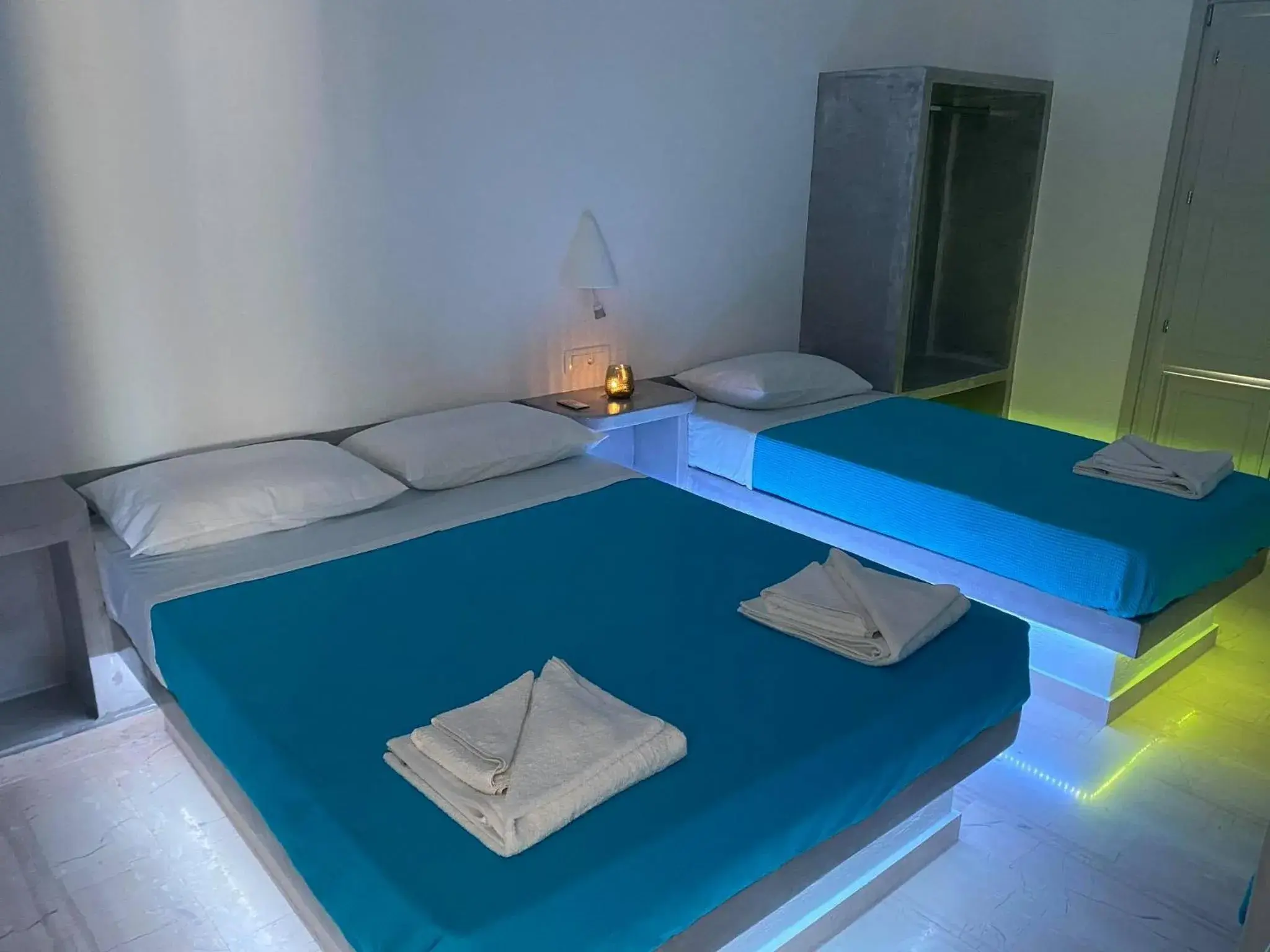 Shower, Bed in Hotel Hellas Shower, Bed in Hotel Hellas