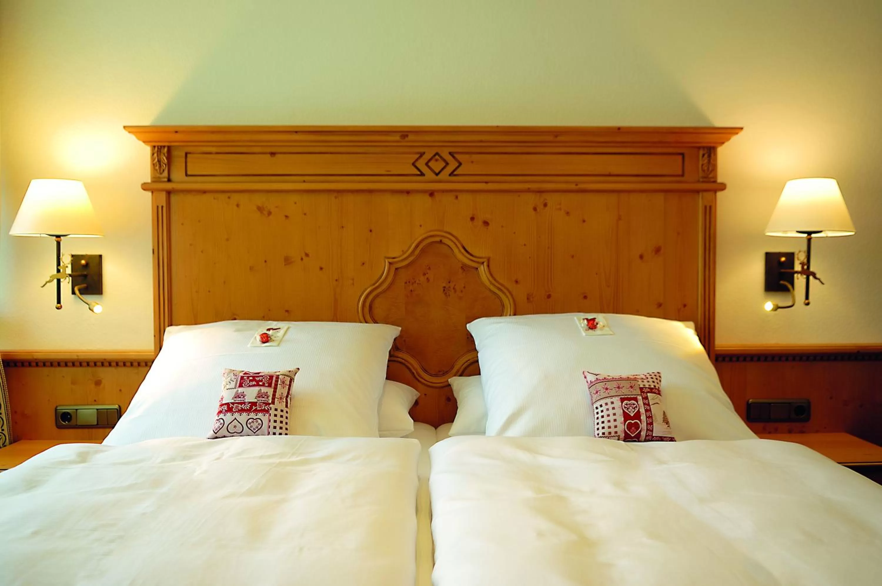 Bedroom, Bed in Hotel Alpenhof - ruhige Wohlfühloase zwischen München, dem Fünf-Seenland und den Bergen, in S-Bahnnähe