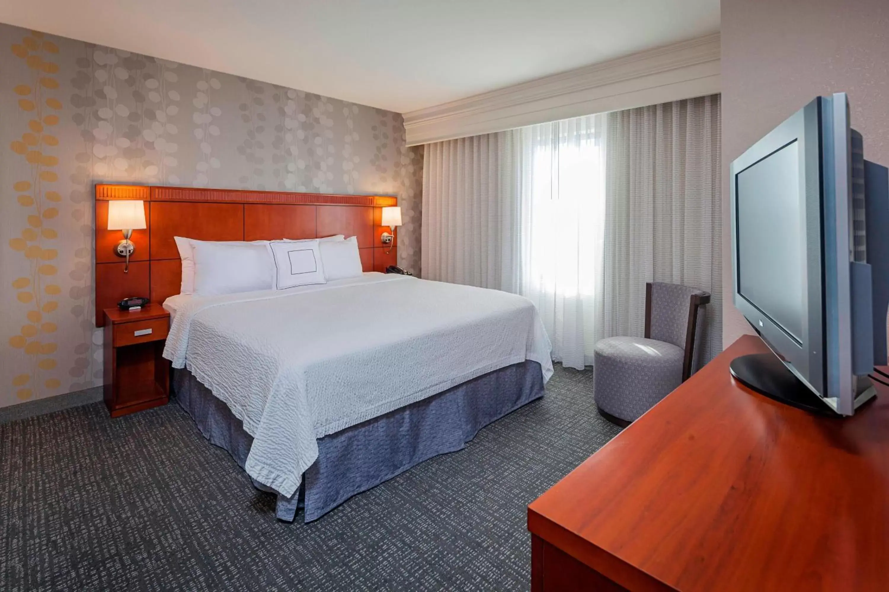 Photo of the whole room, Bed in Courtyard by Marriott Madison West / Middleton