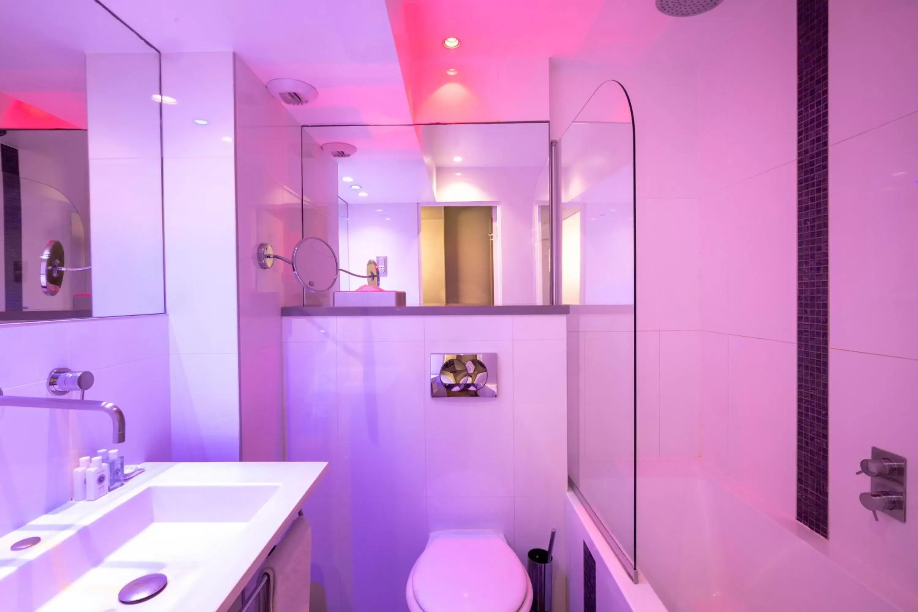 Bathroom in ATN Hôtel