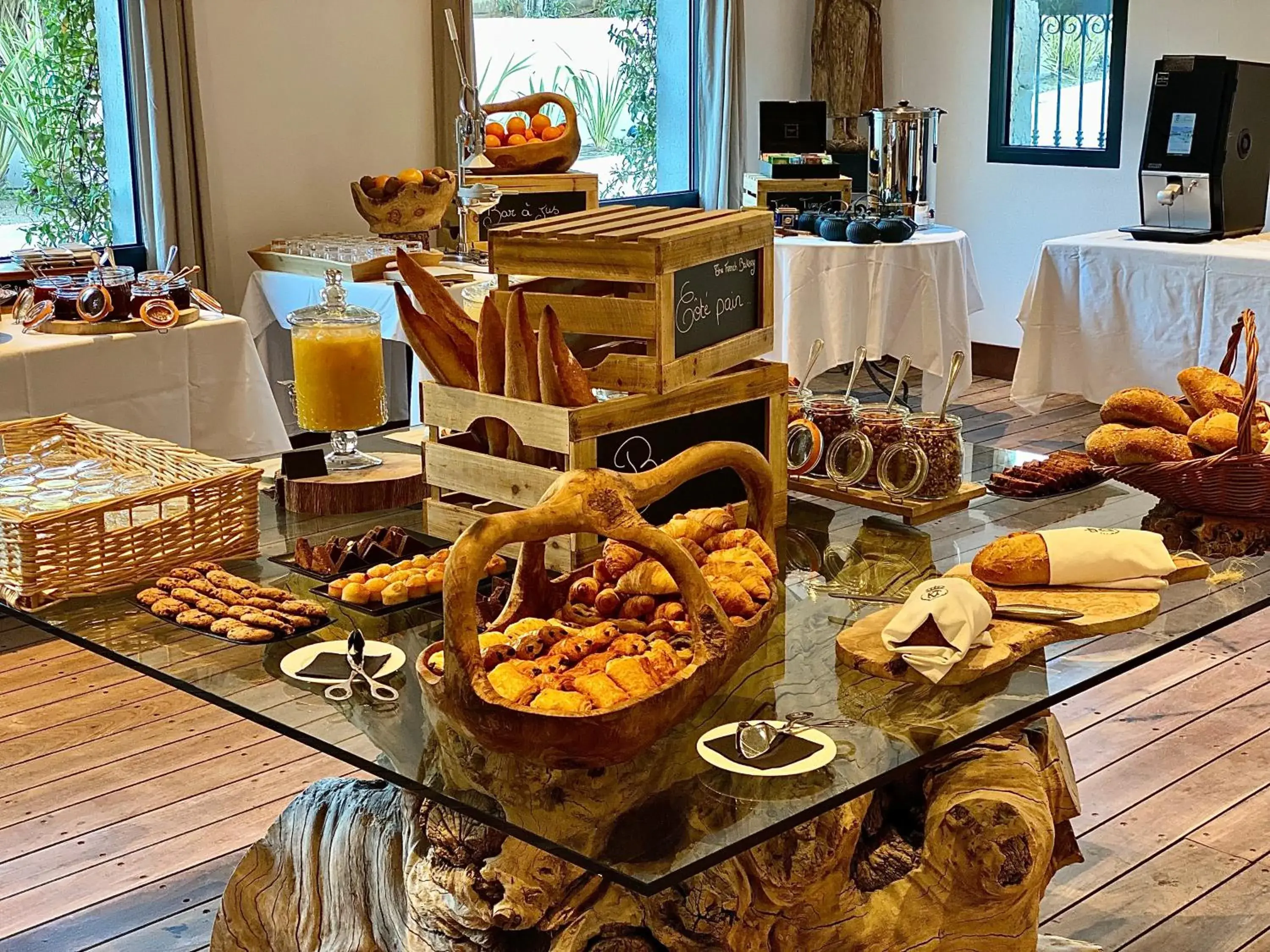 Breakfast in Hôtel Le Roi Théodore & Spa