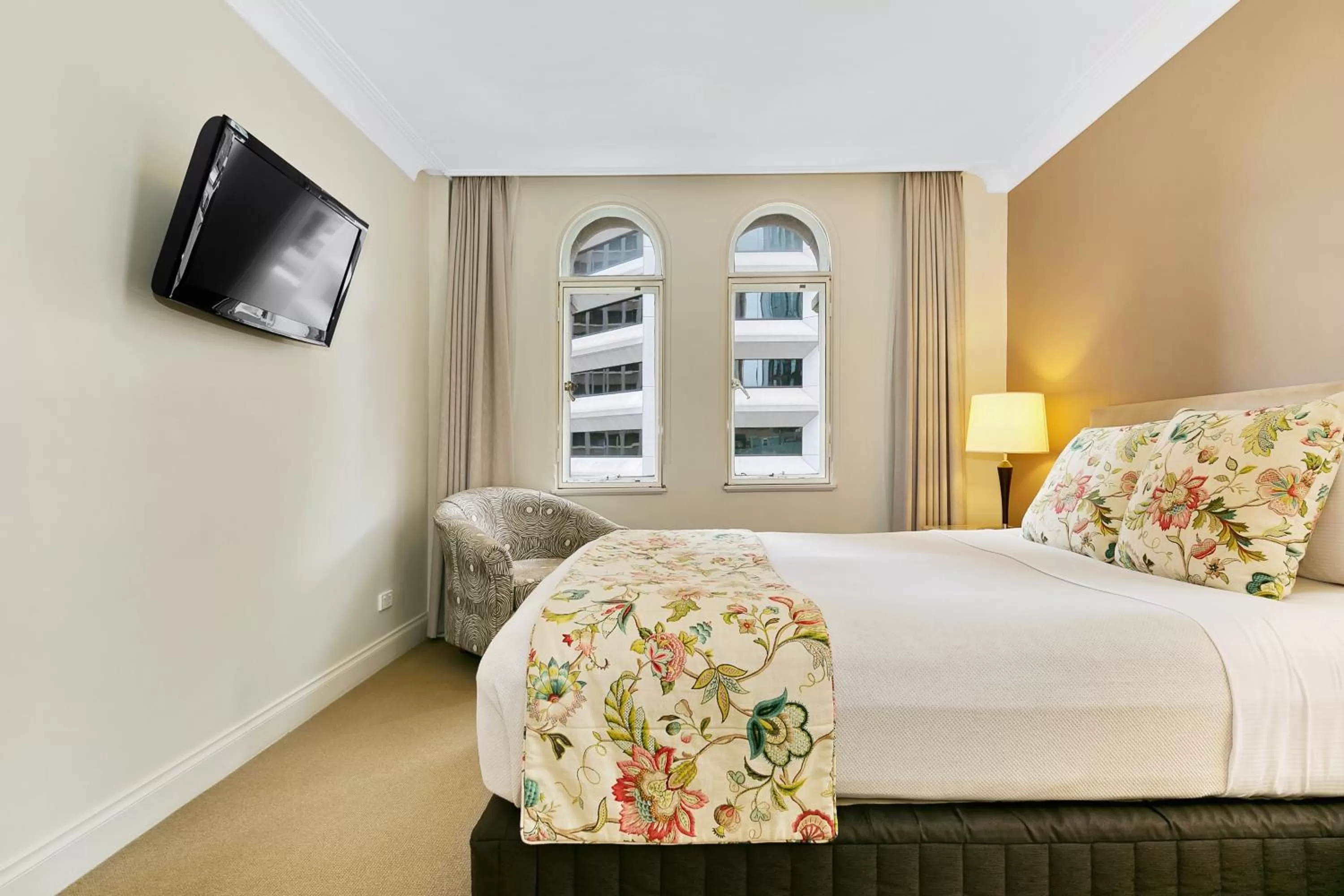 Bed in Manor Apartment Hotel